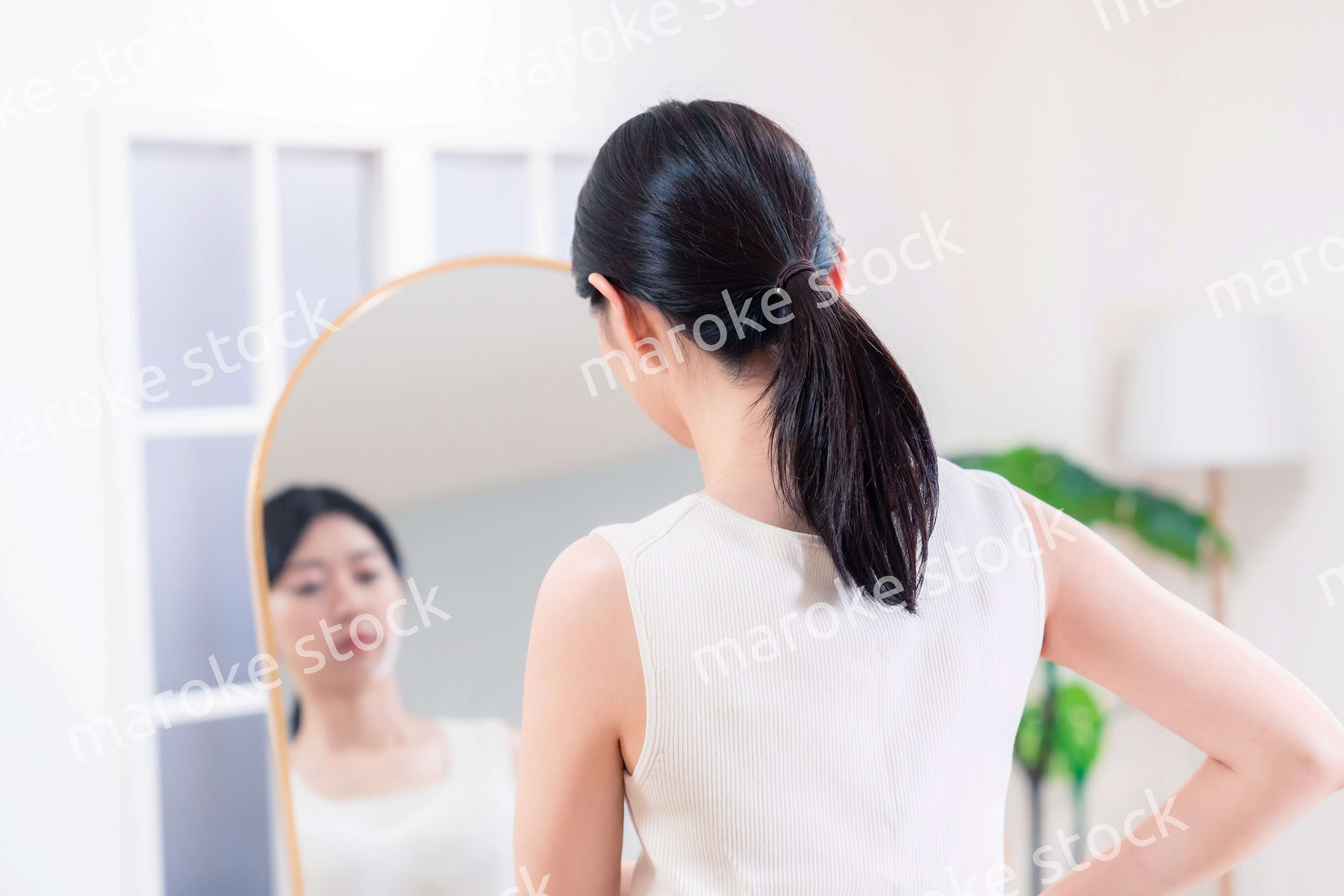 家でヨガ・エクササイズ・ダイエットをする若い女性