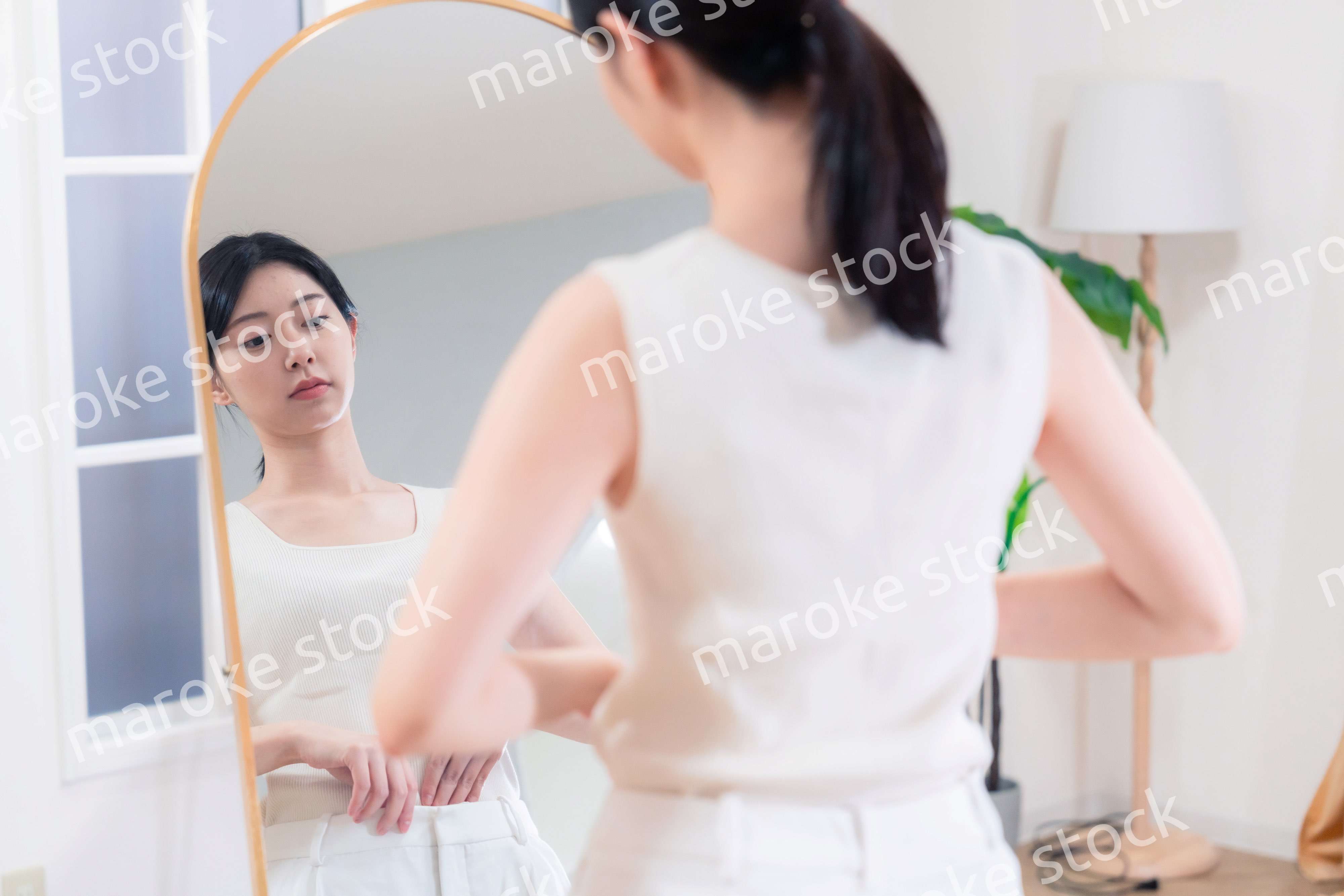 家でヨガ・エクササイズ・ダイエットをする若い女性