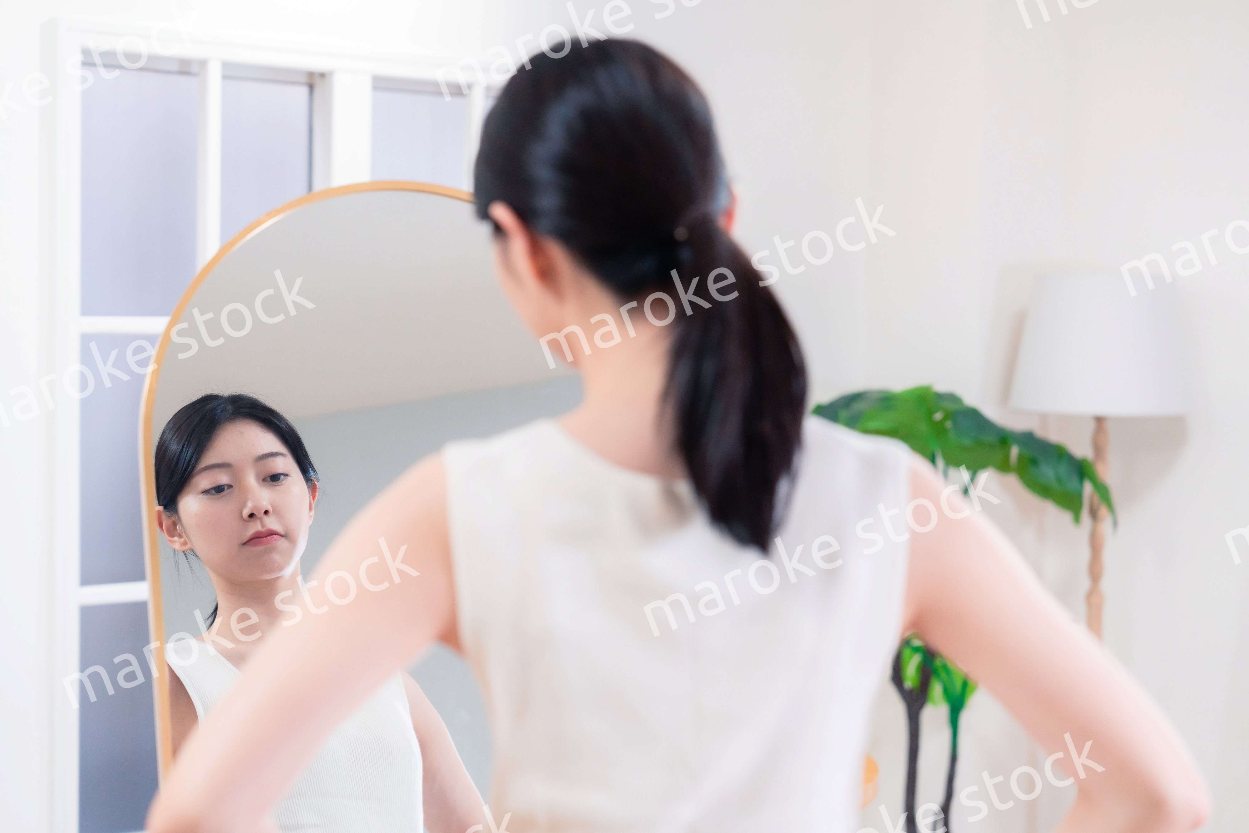 家でヨガ・エクササイズ・ダイエットをする若い女性