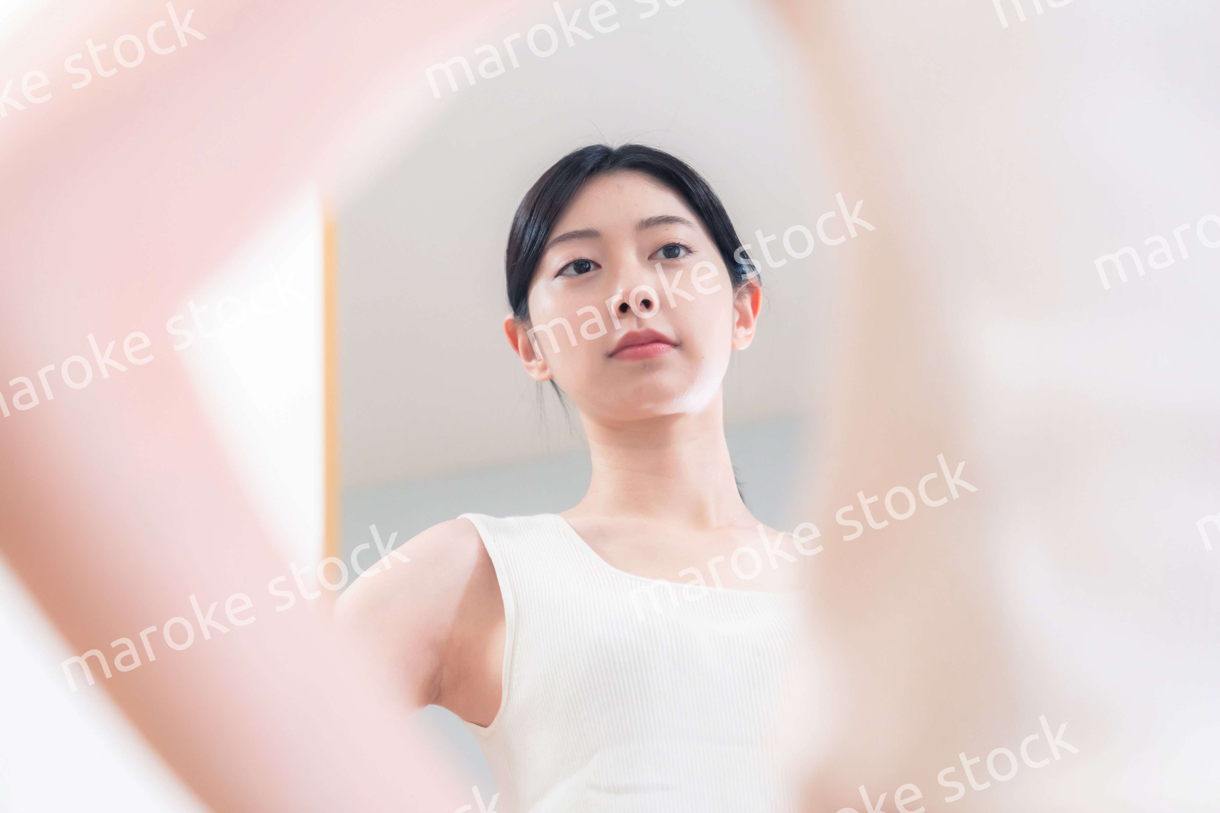 家でヨガ・エクササイズ・ダイエットをする若い女性