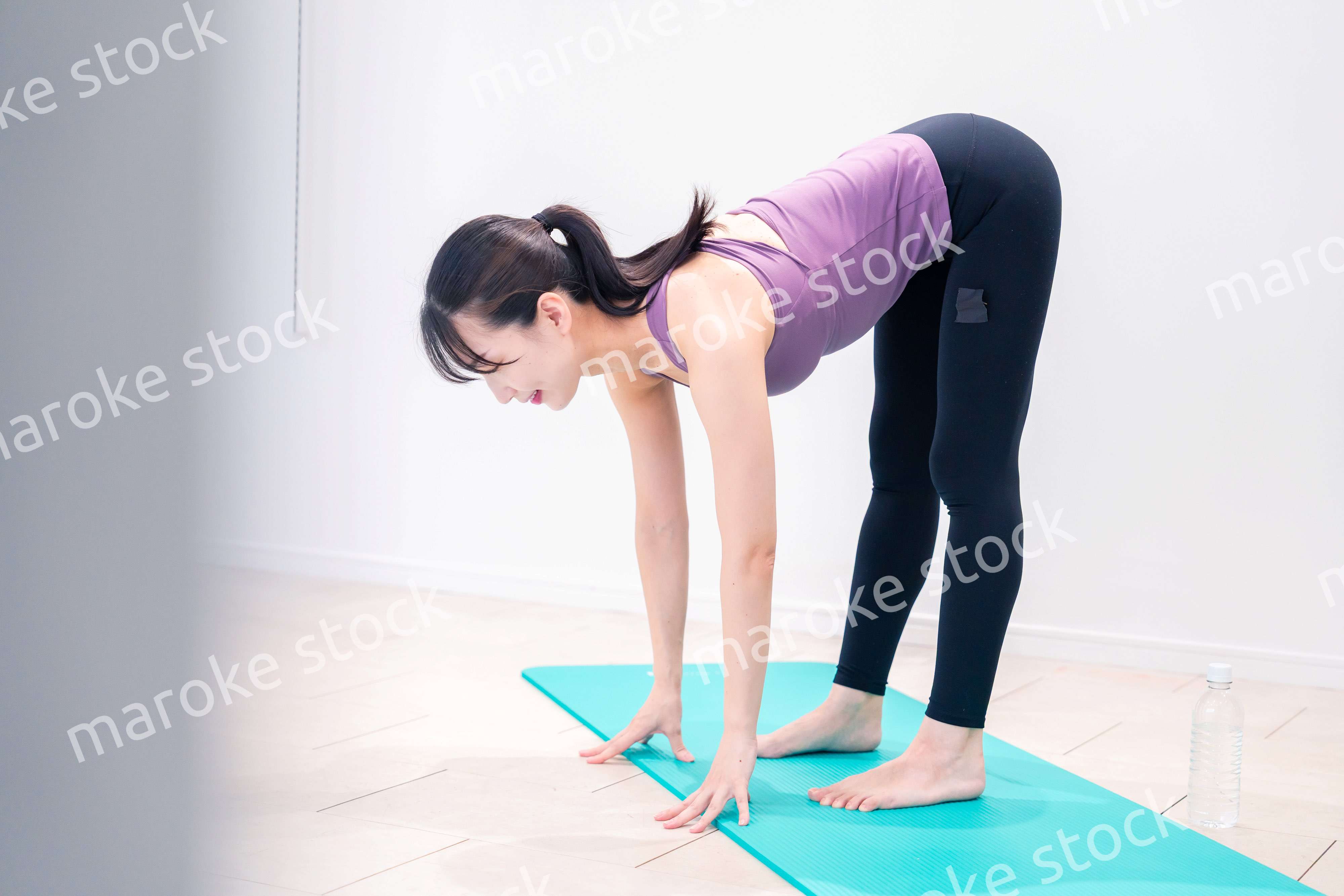 ジムでヨガコーチをするスポーティーな女性