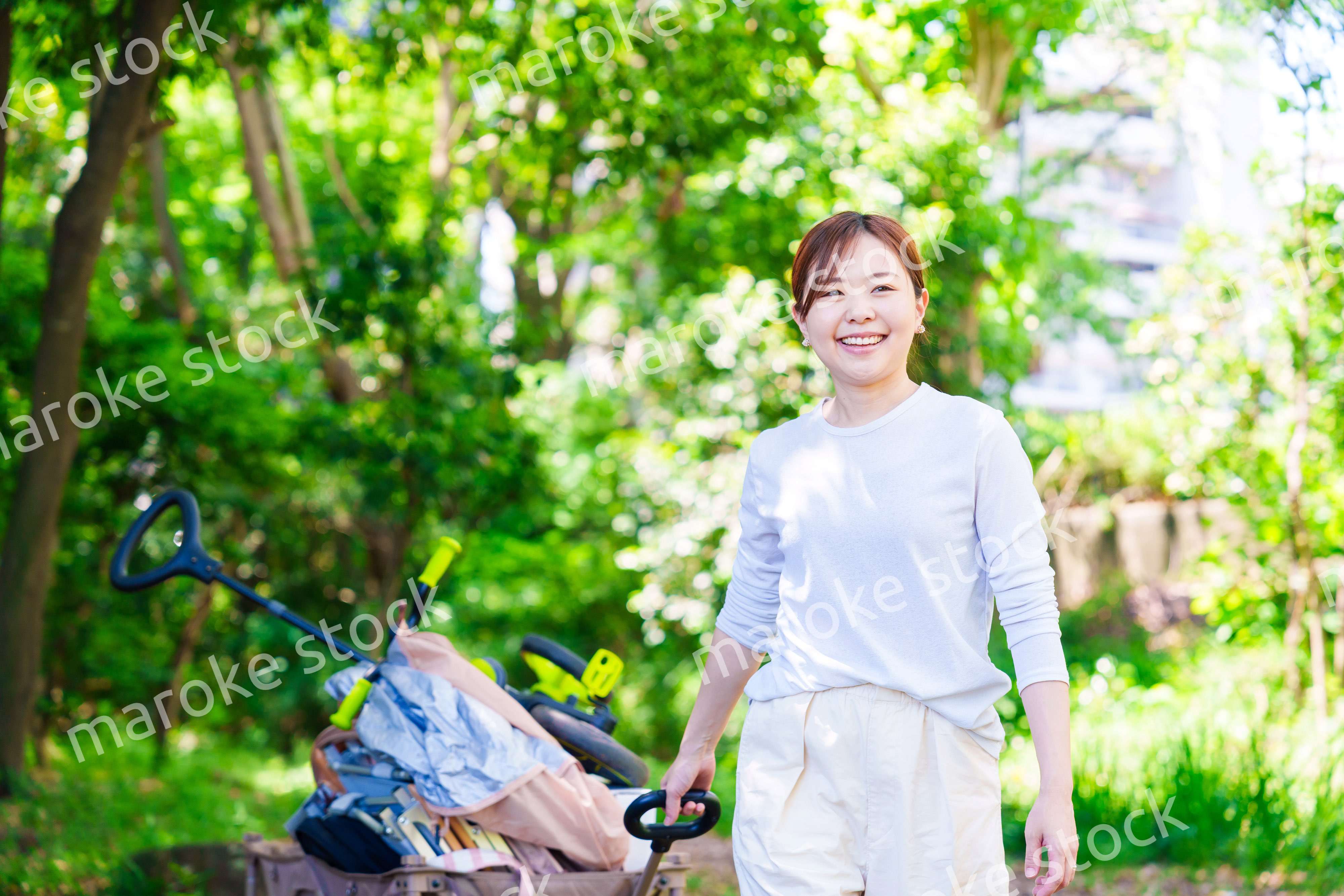 キャリアカーを引っ張ってアウトドアを楽しむ若い女性