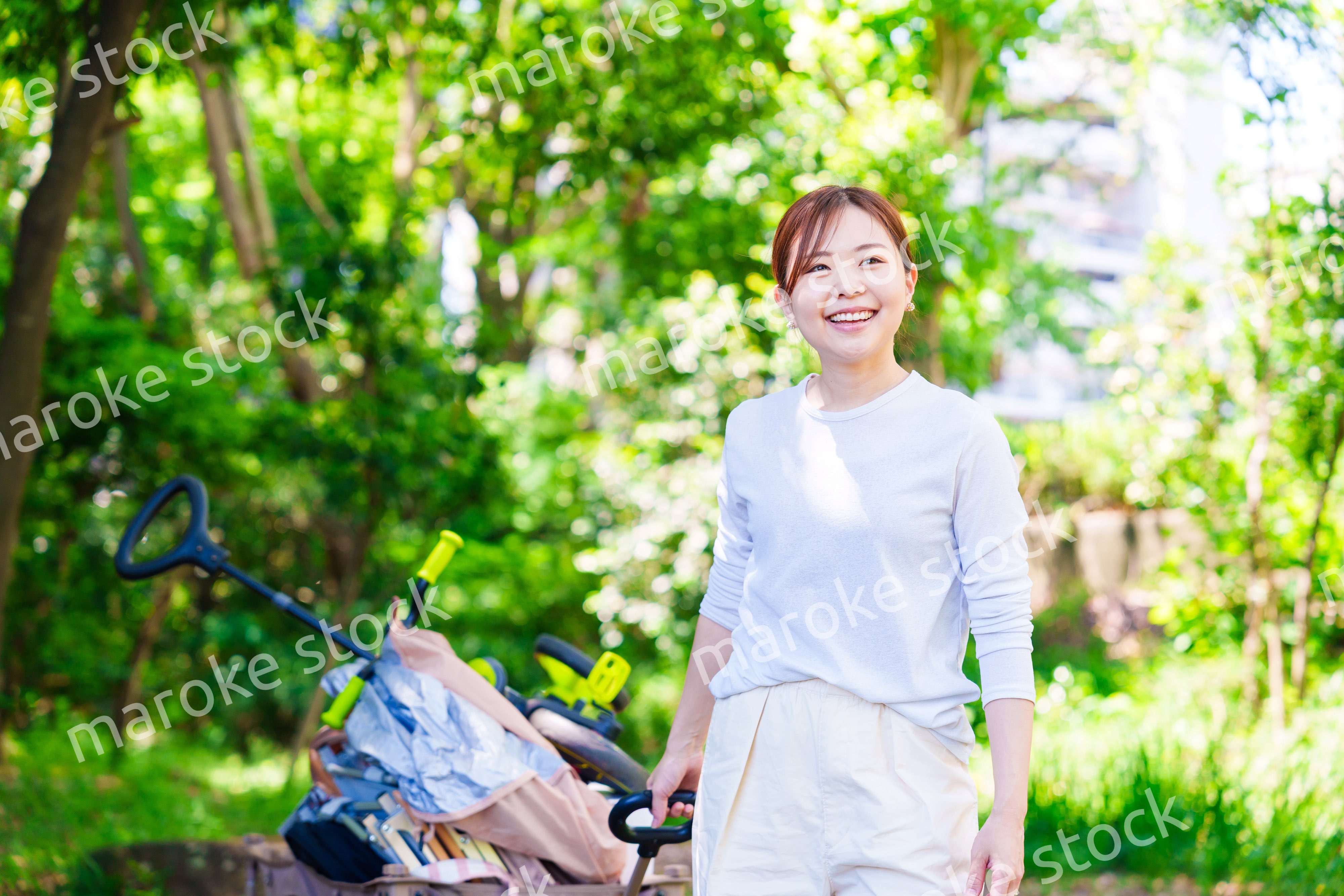 キャリアカーを引っ張ってアウトドアを楽しむ若い女性