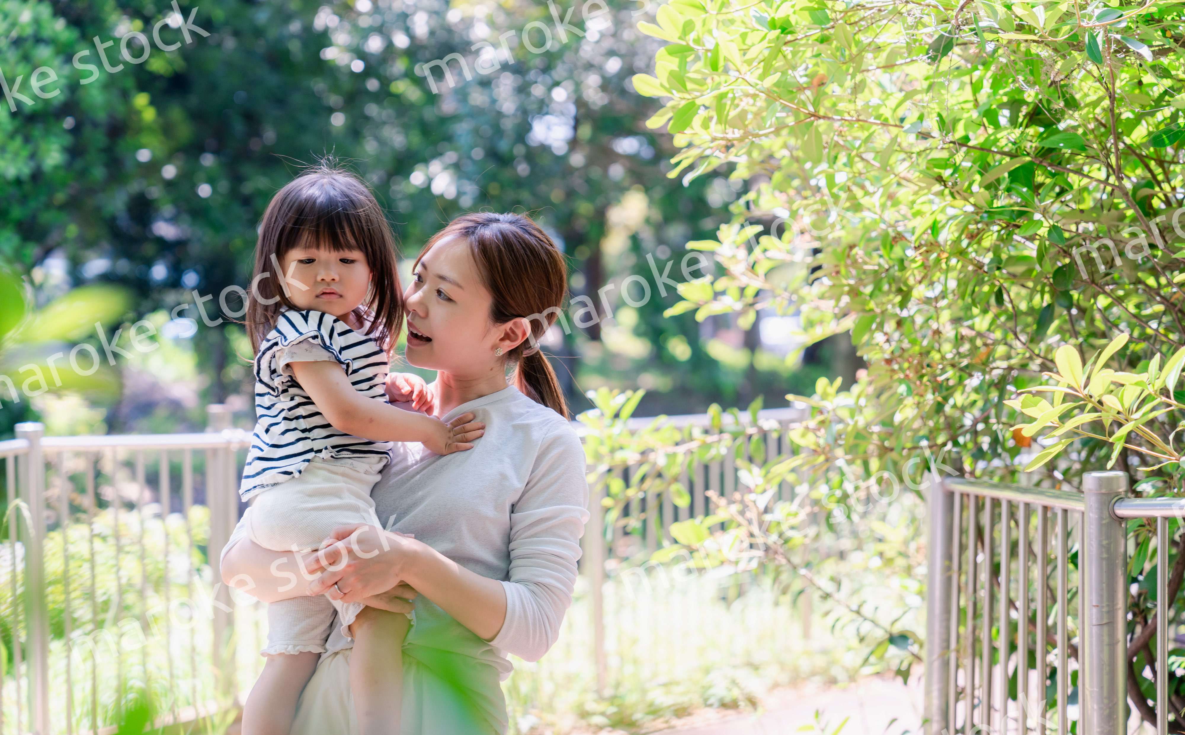 お母さんと2歳の女の子