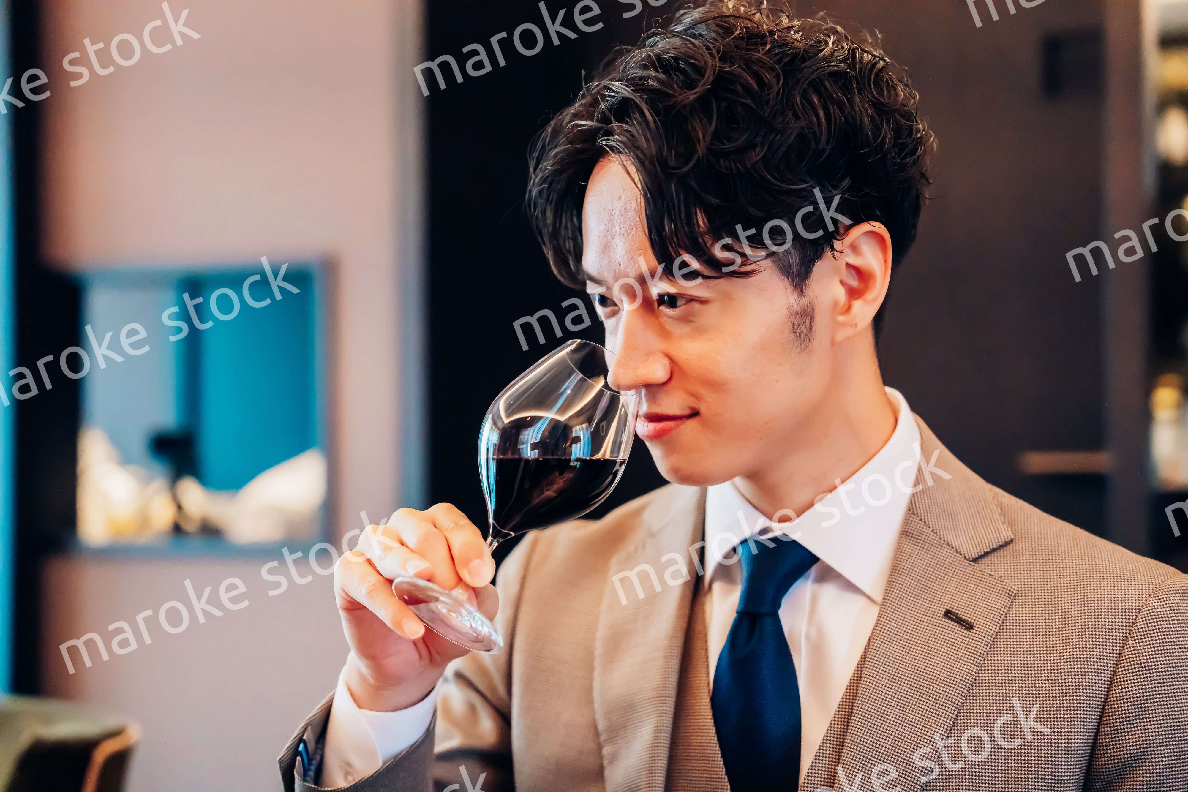 ワインの香りを確認するソムリエの男性