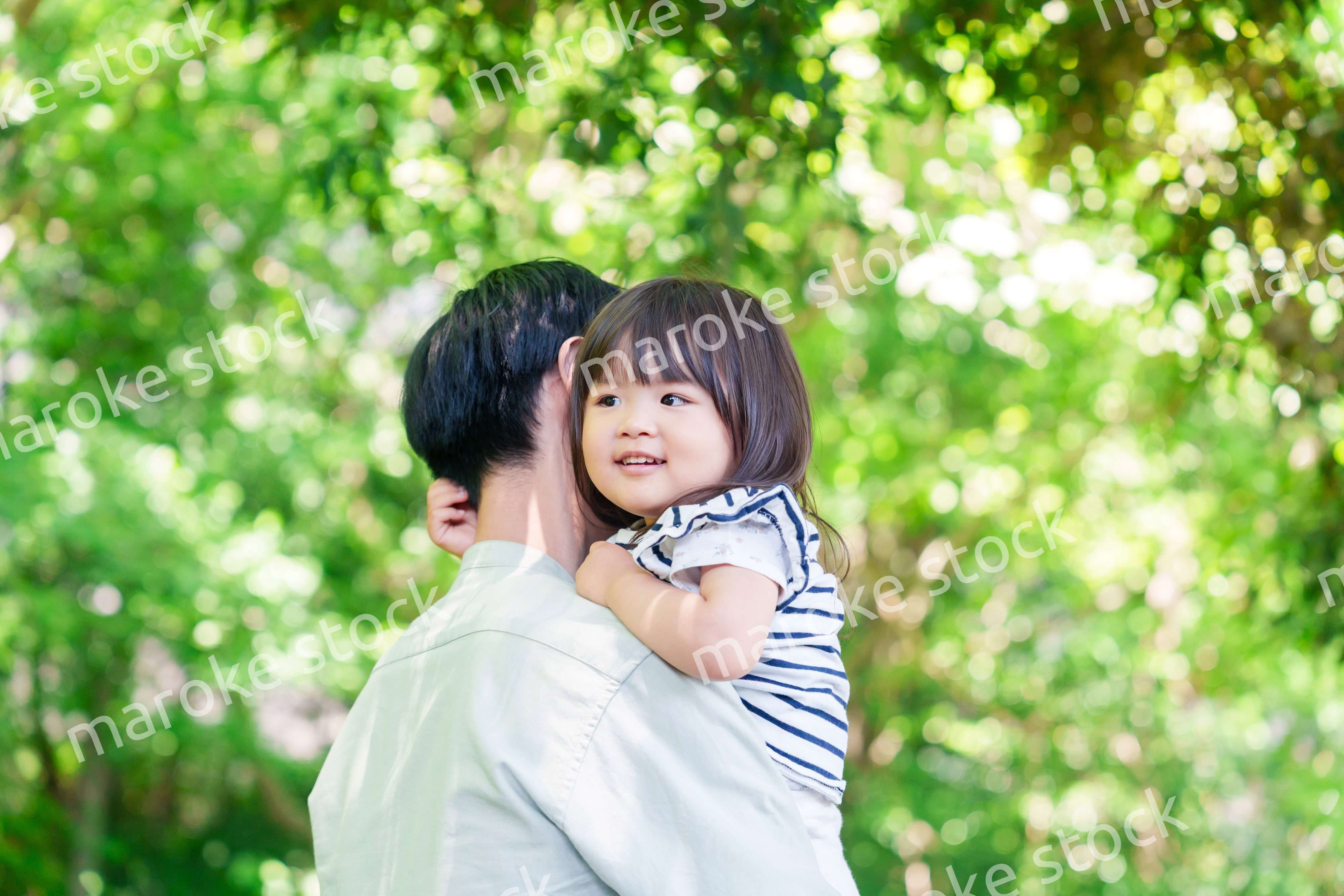 パパに抱っこされて喜ぶ小さな女の子