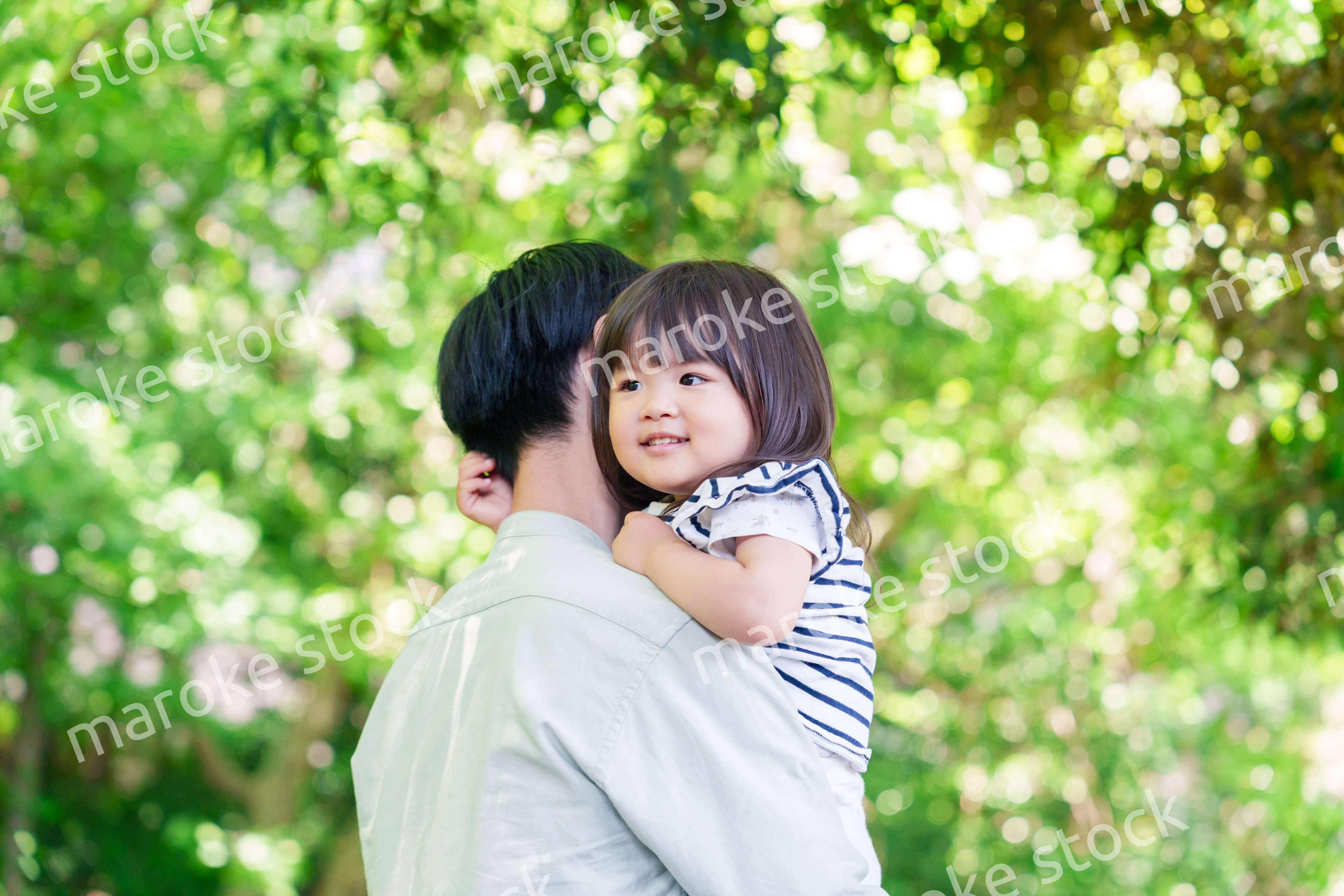 パパに抱っこされて喜ぶ小さな女の子