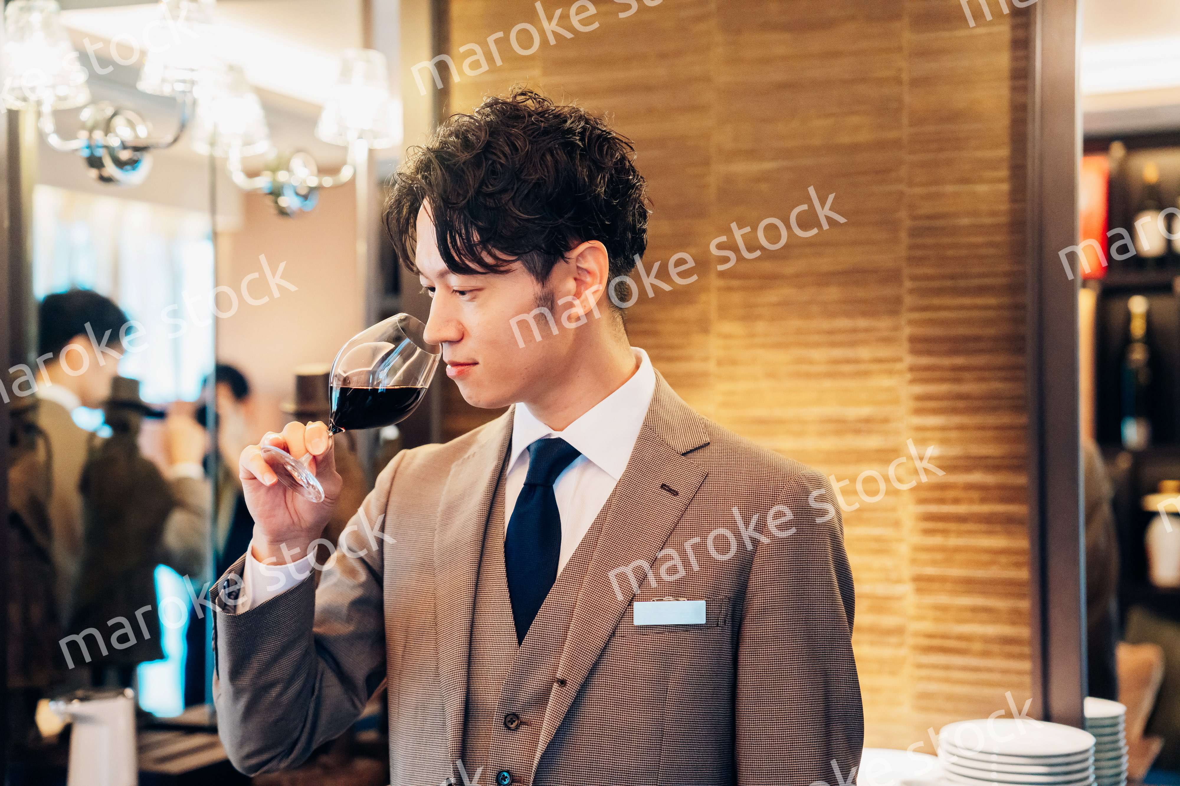 ワインの香りを確認するソムリエの男性