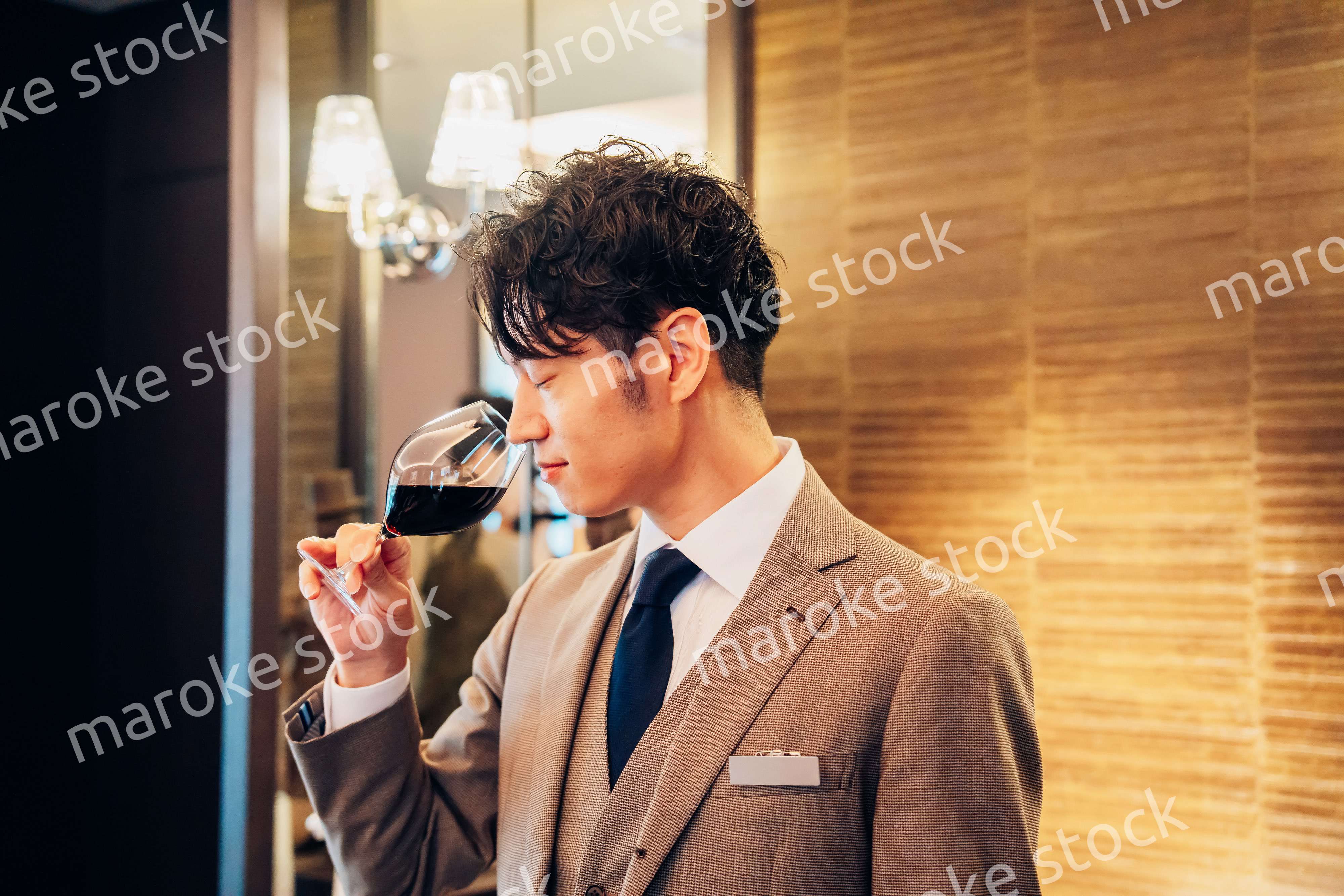 ワインの香りを確認するソムリエの男性