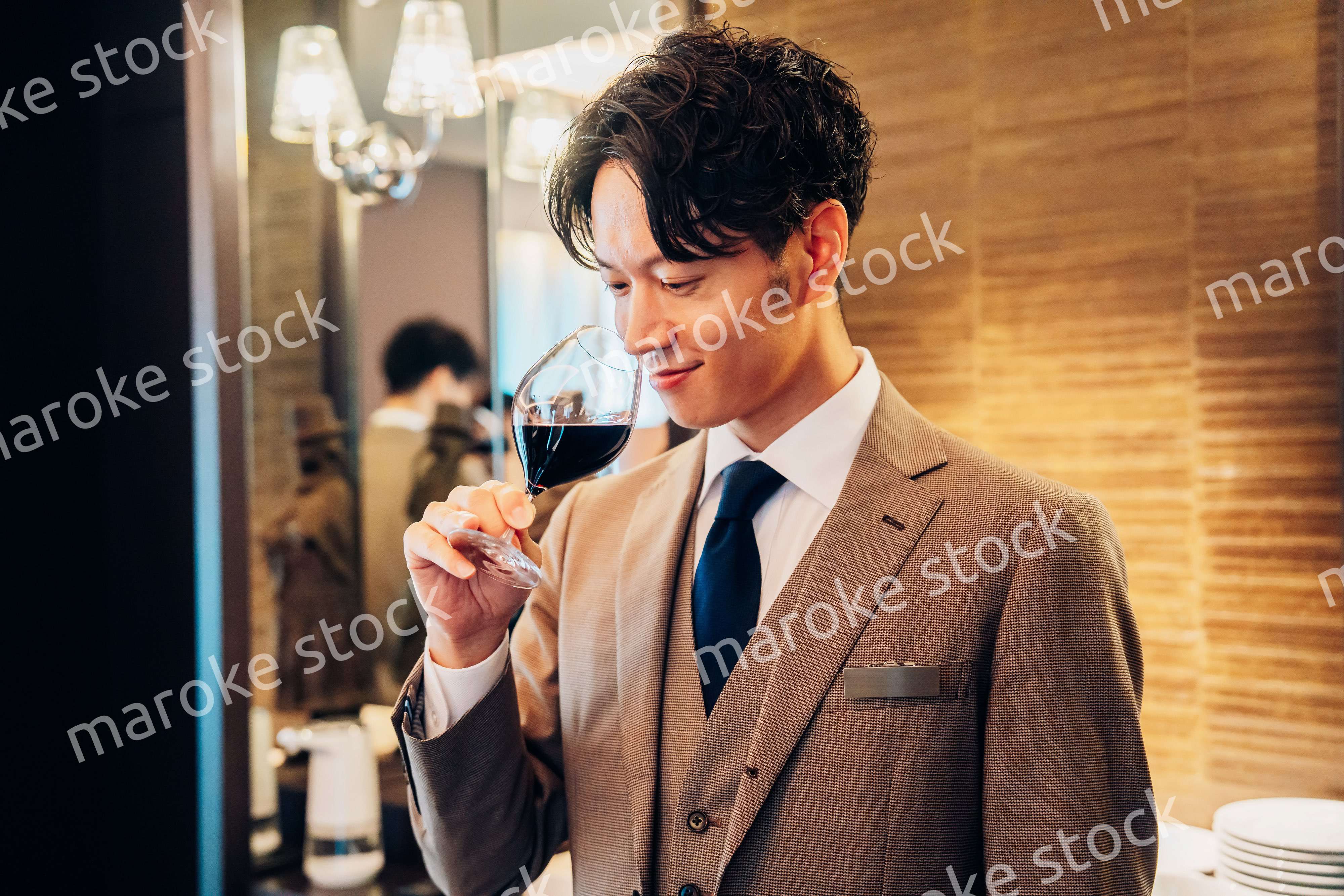 ワインの香りを確認するソムリエの男性