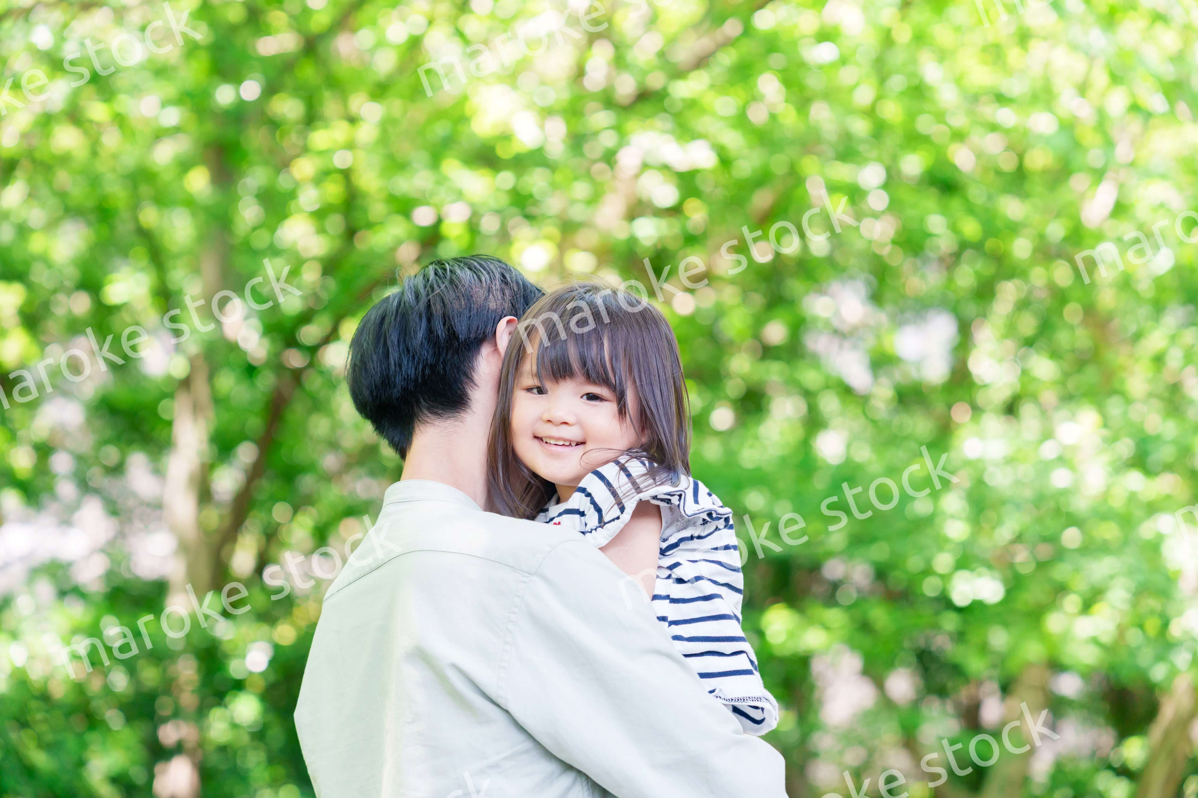 パパに抱っこされて喜ぶ小さな女の子