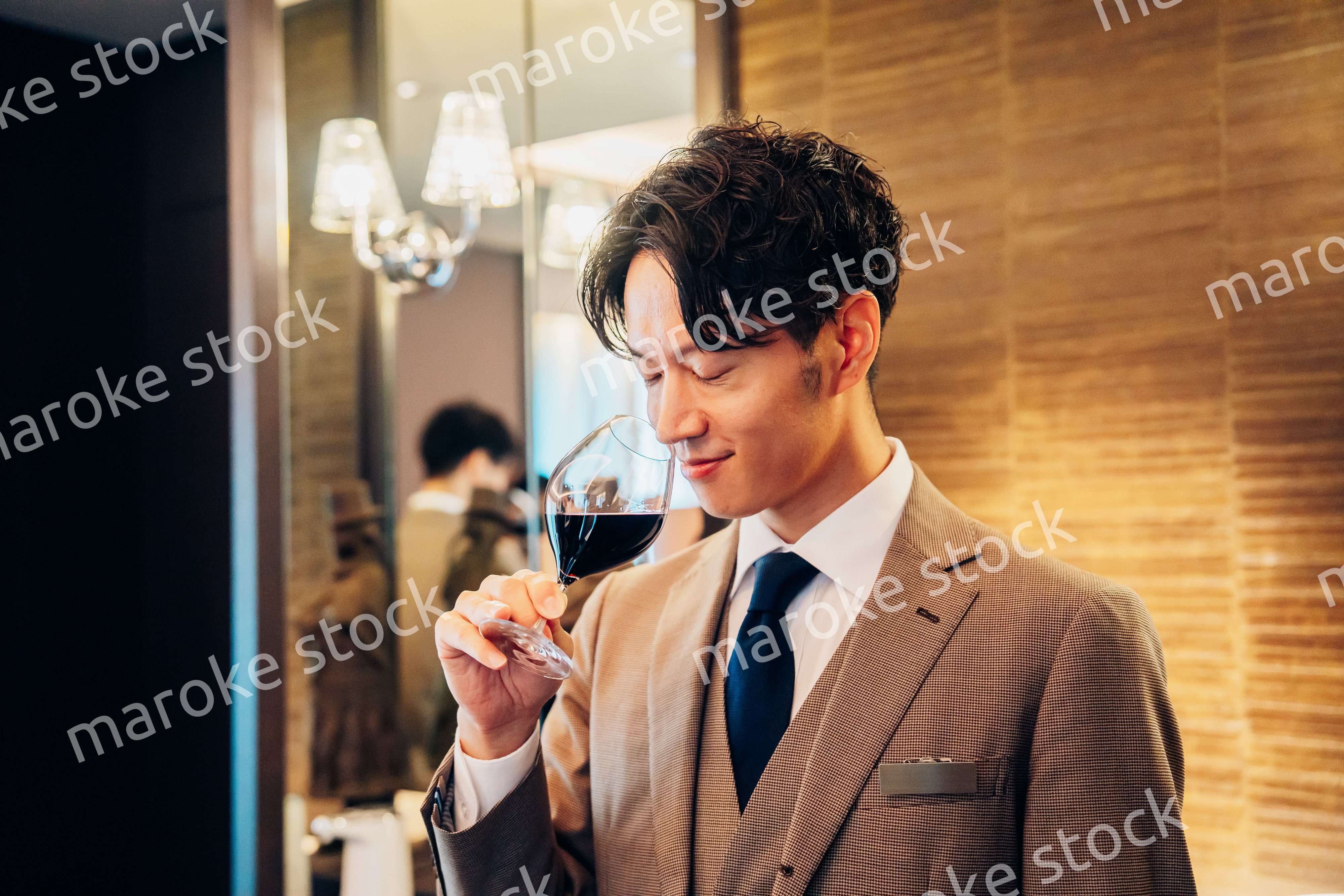 ワインの香りを確認するソムリエの男性