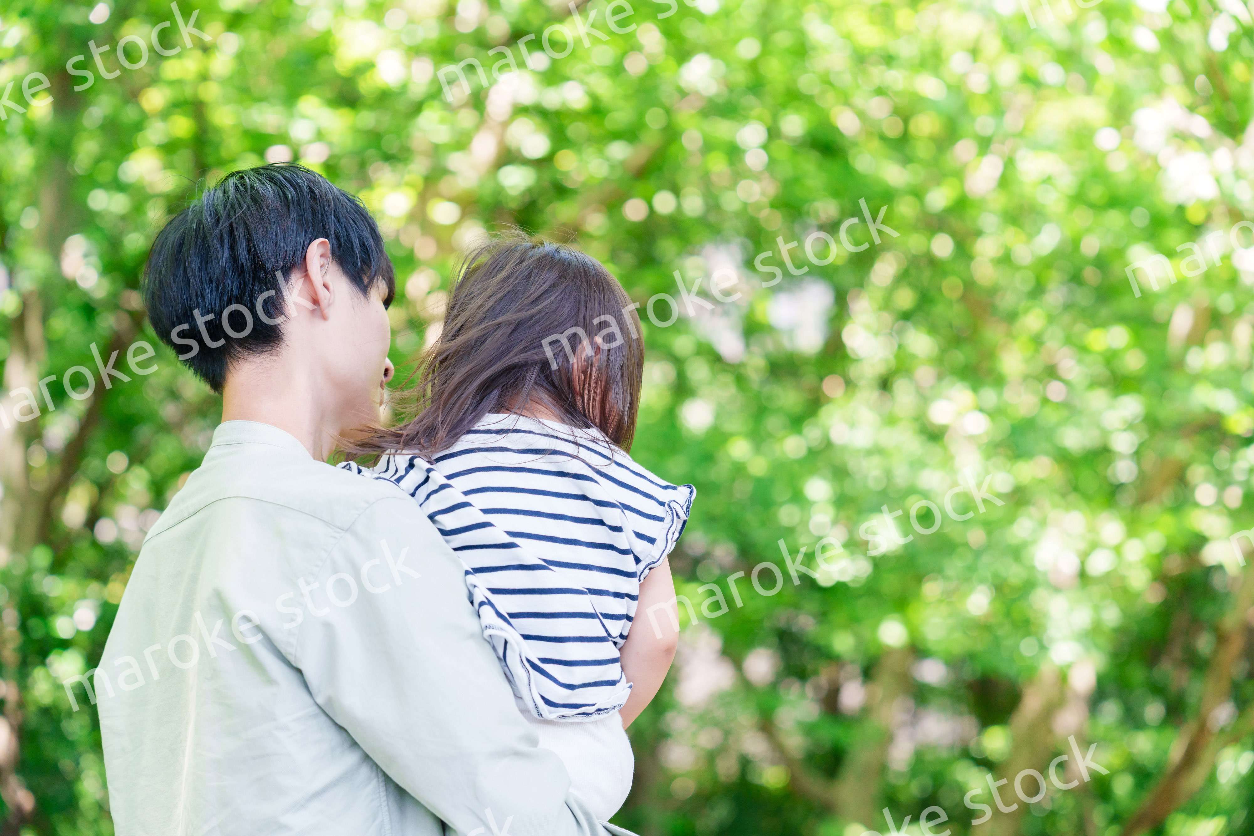 パパに抱っこされて喜ぶ小さな女の子