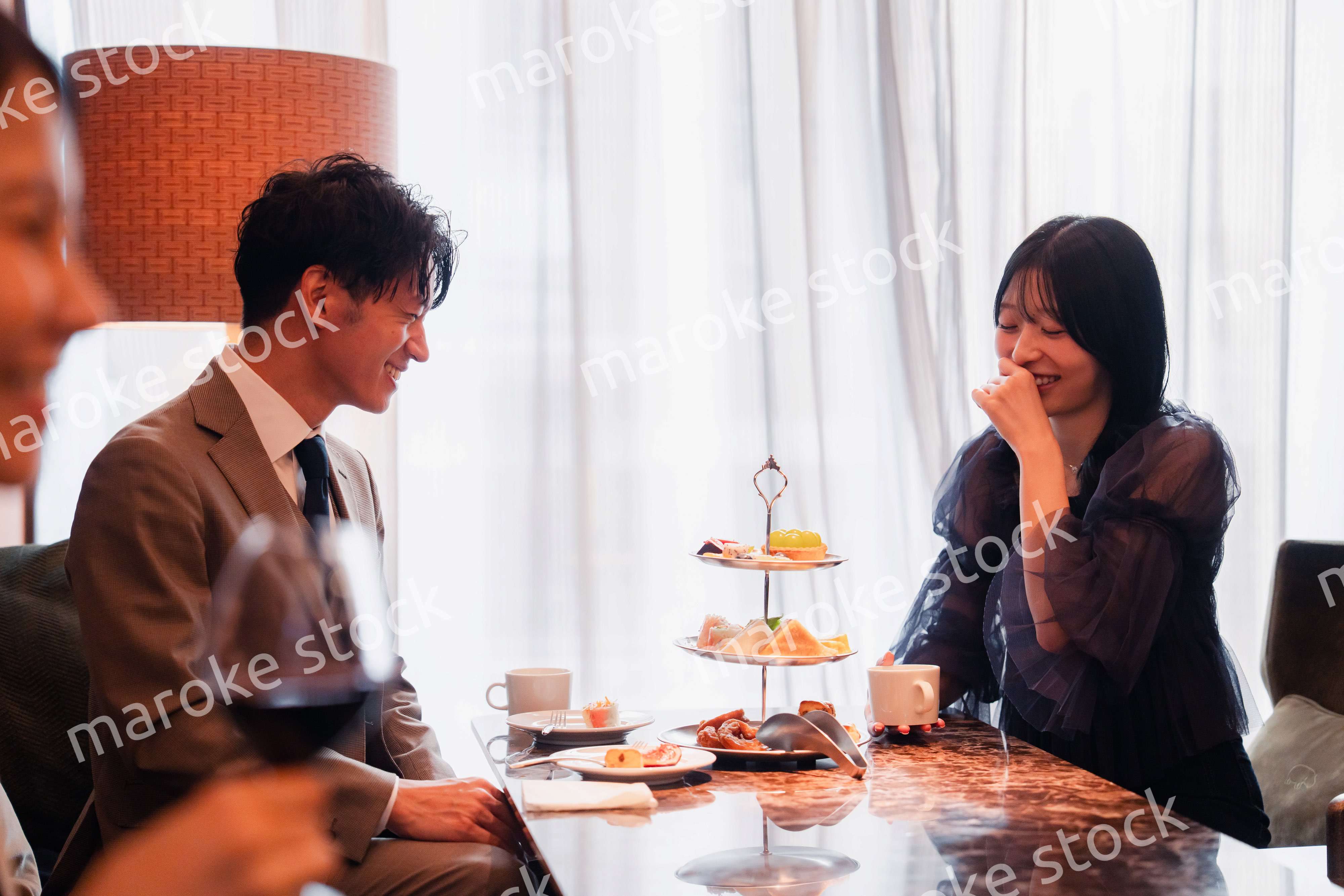 アフタヌーンティーでデートをするカップル