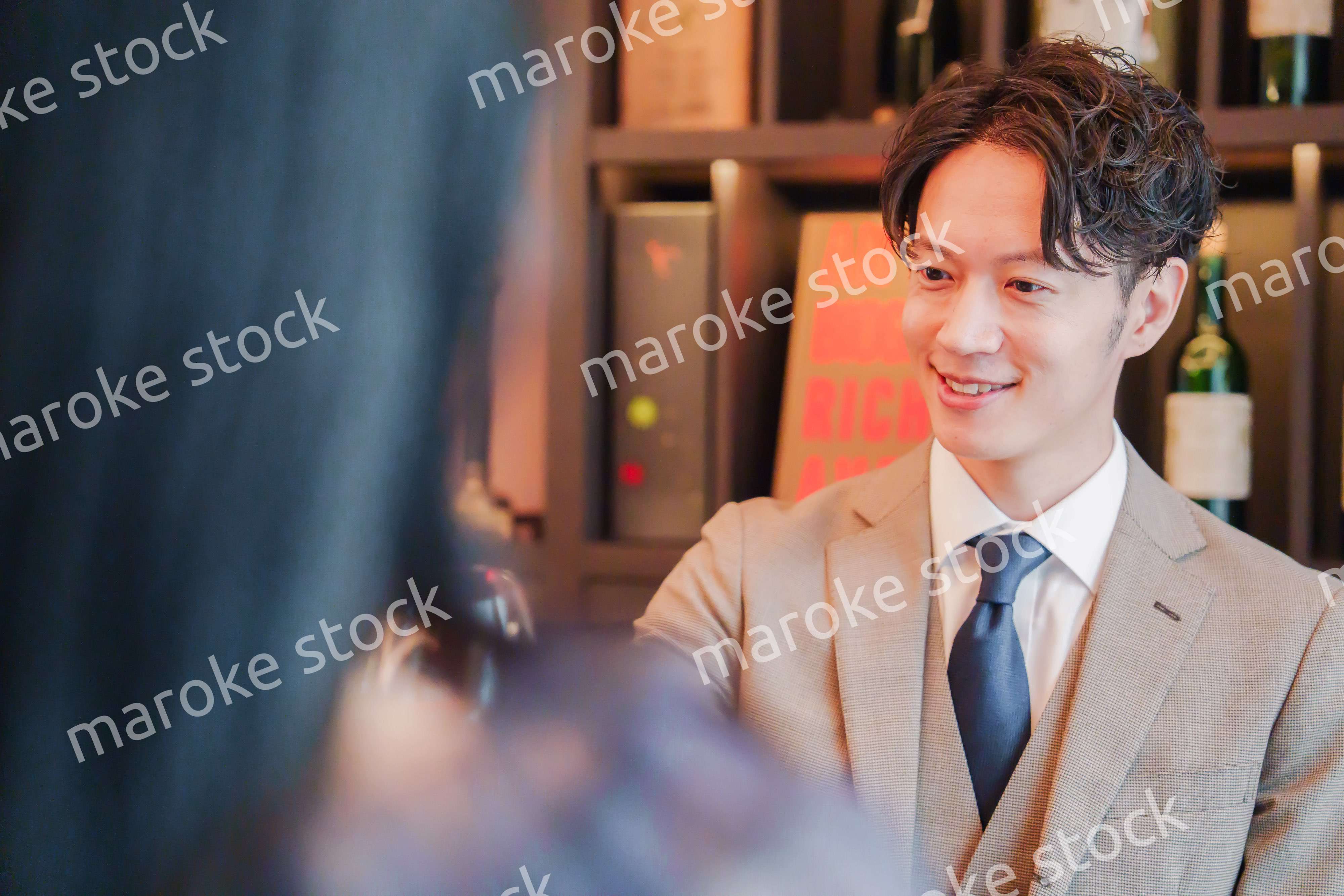 おしゃれをしてレストランで乾杯をするカップル