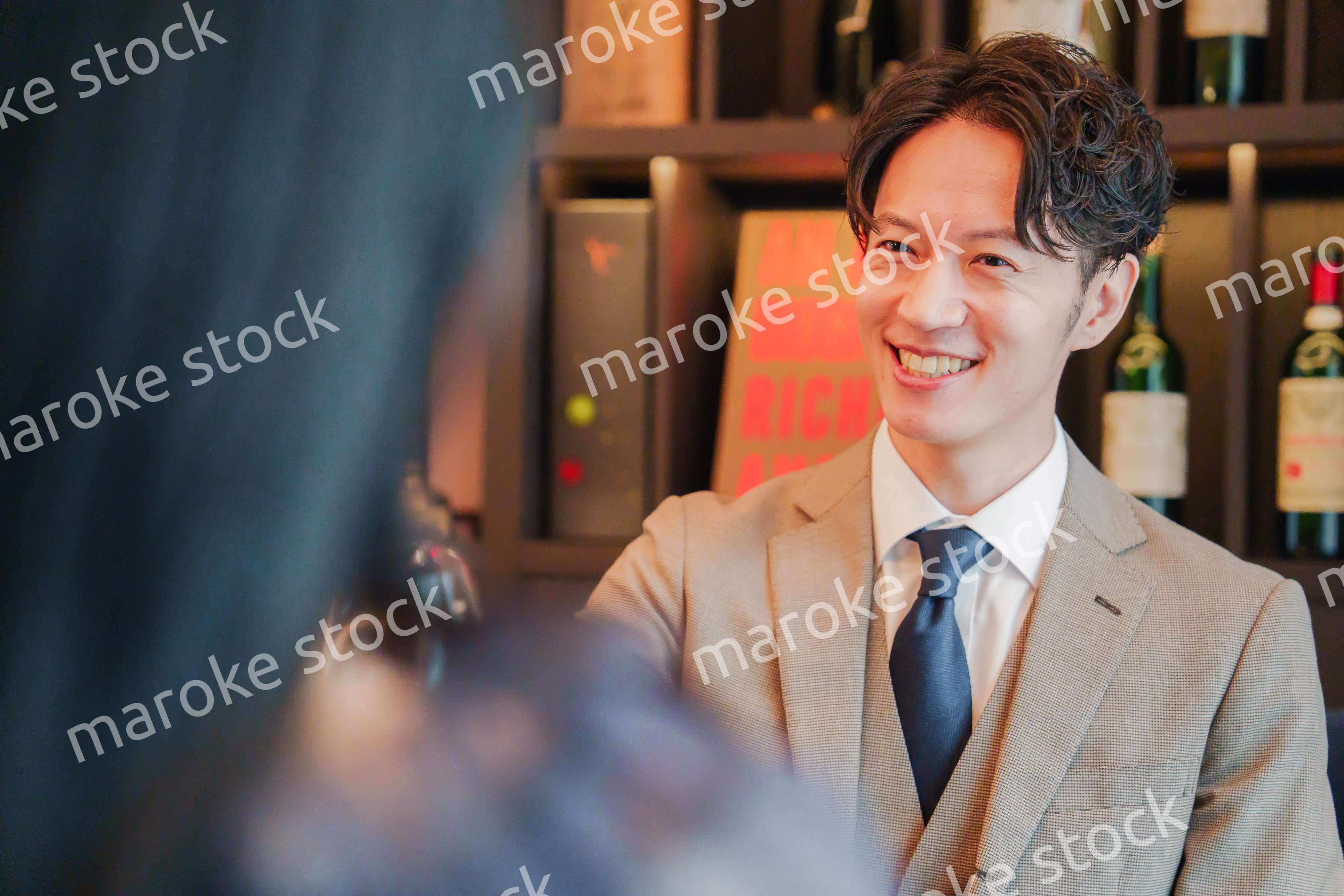 おしゃれをしてレストランで乾杯をするカップル