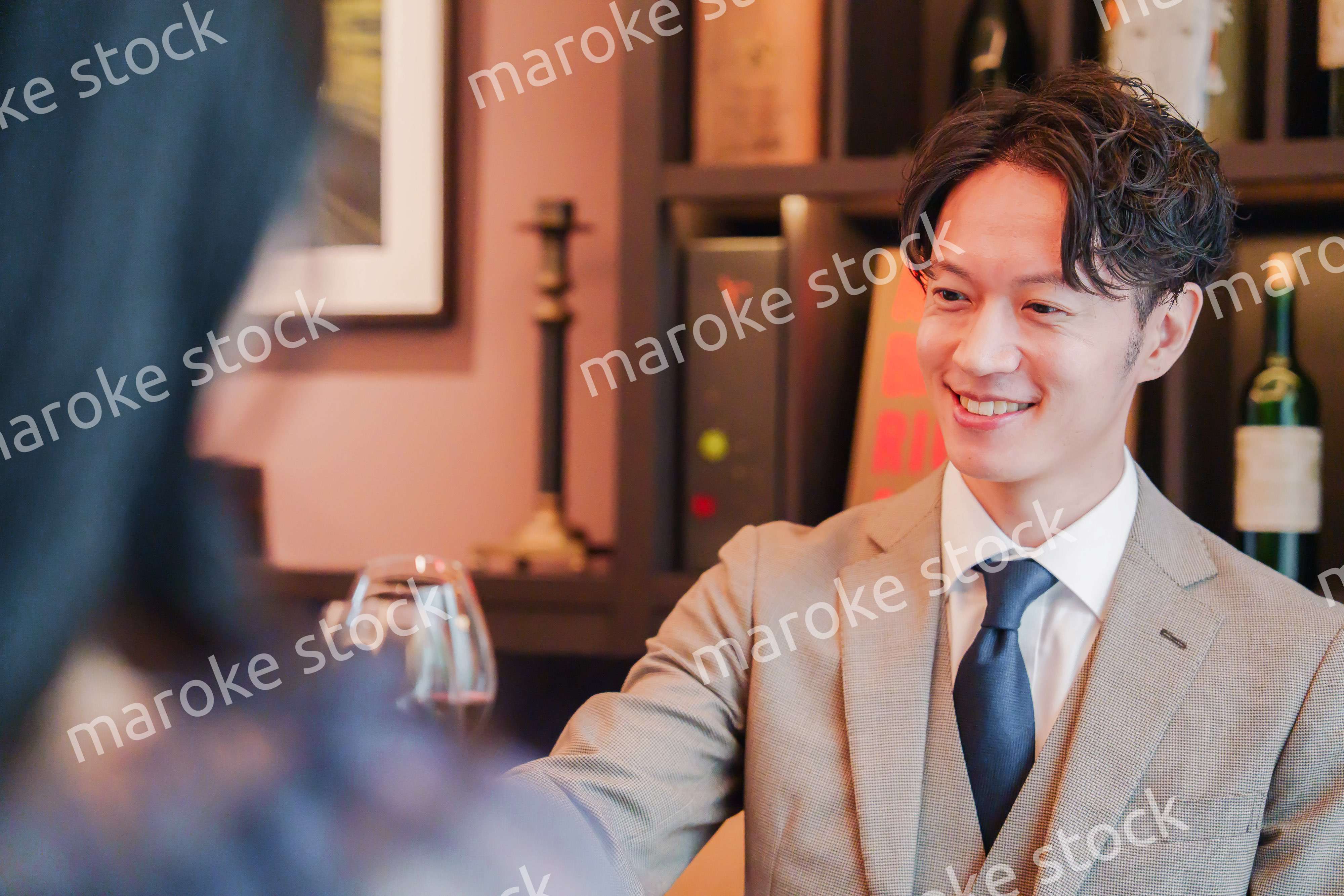 おしゃれをしてレストランで乾杯をするカップル