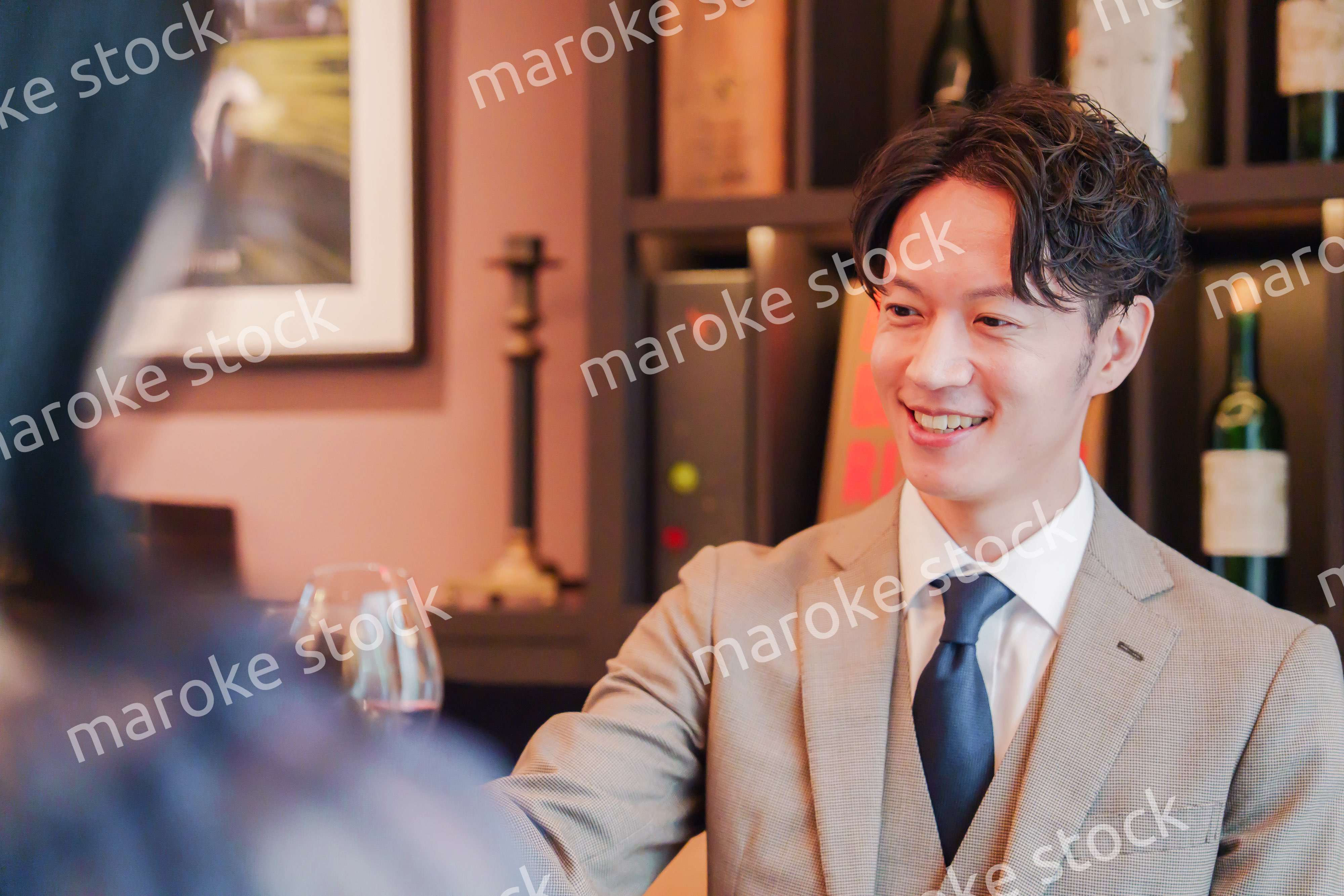 おしゃれをしてレストランで乾杯をするカップル