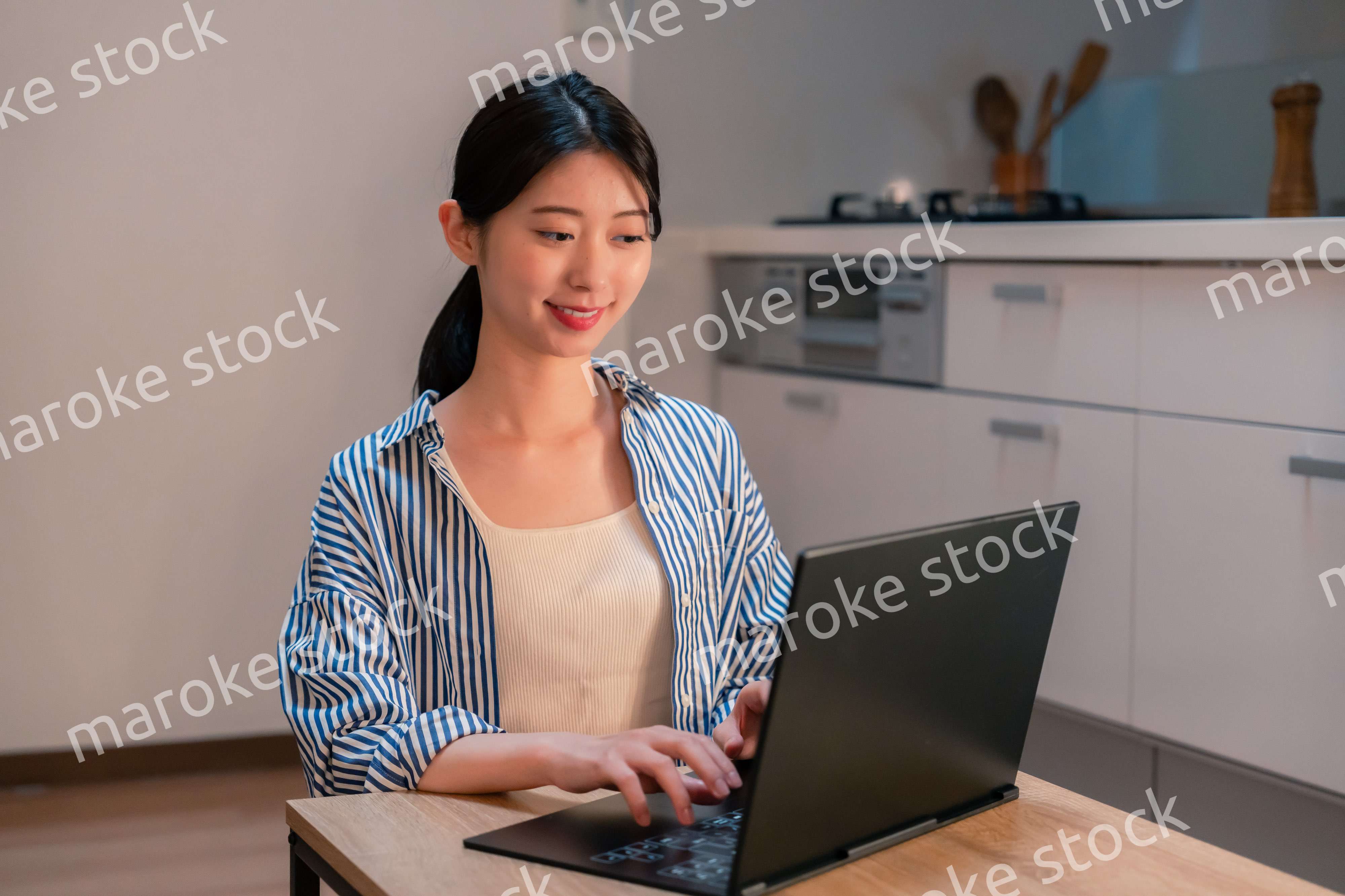 夜遅くまで在宅勤務をする若い女性