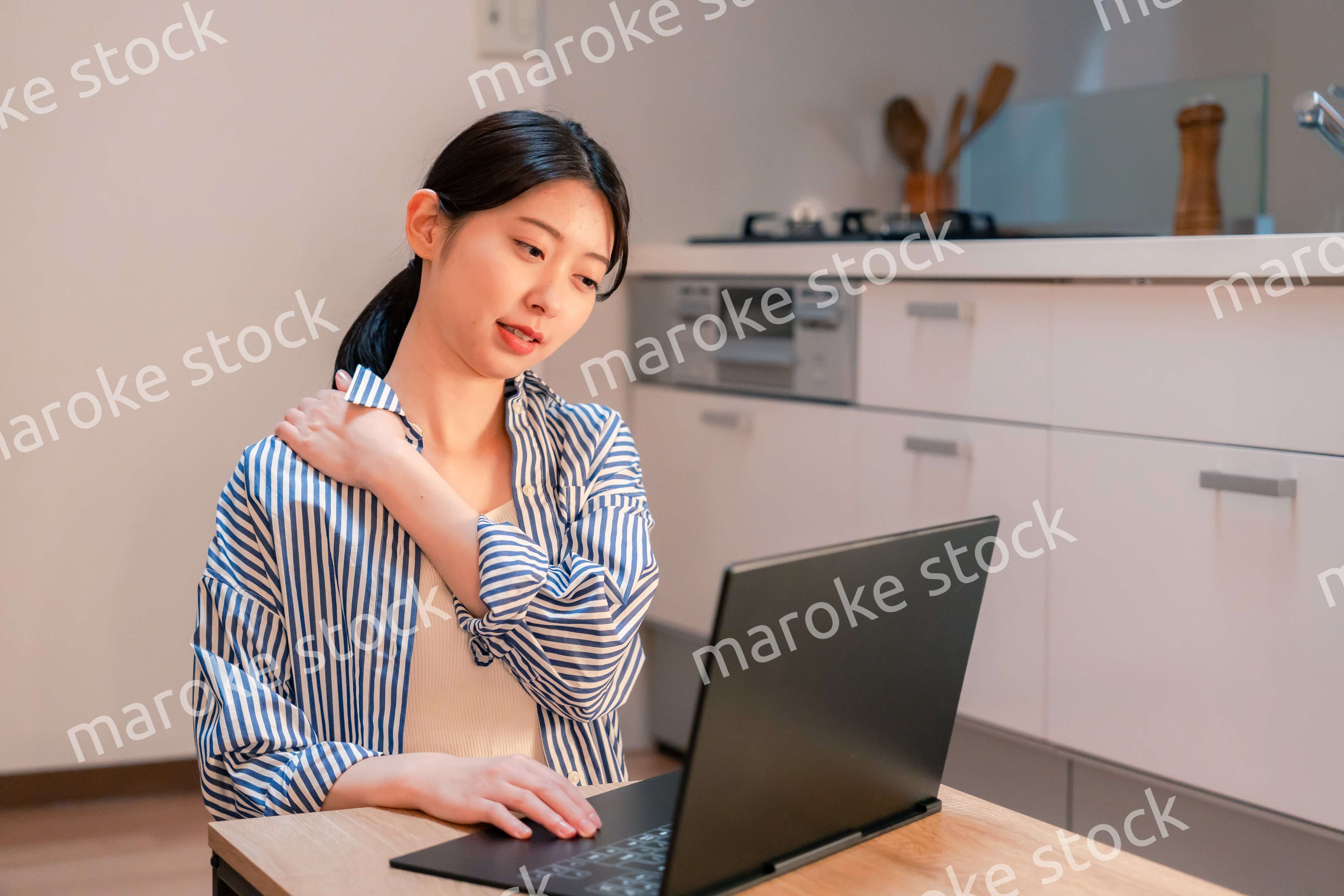 遅くまで在宅勤務をして疲れる一人暮らしの女性