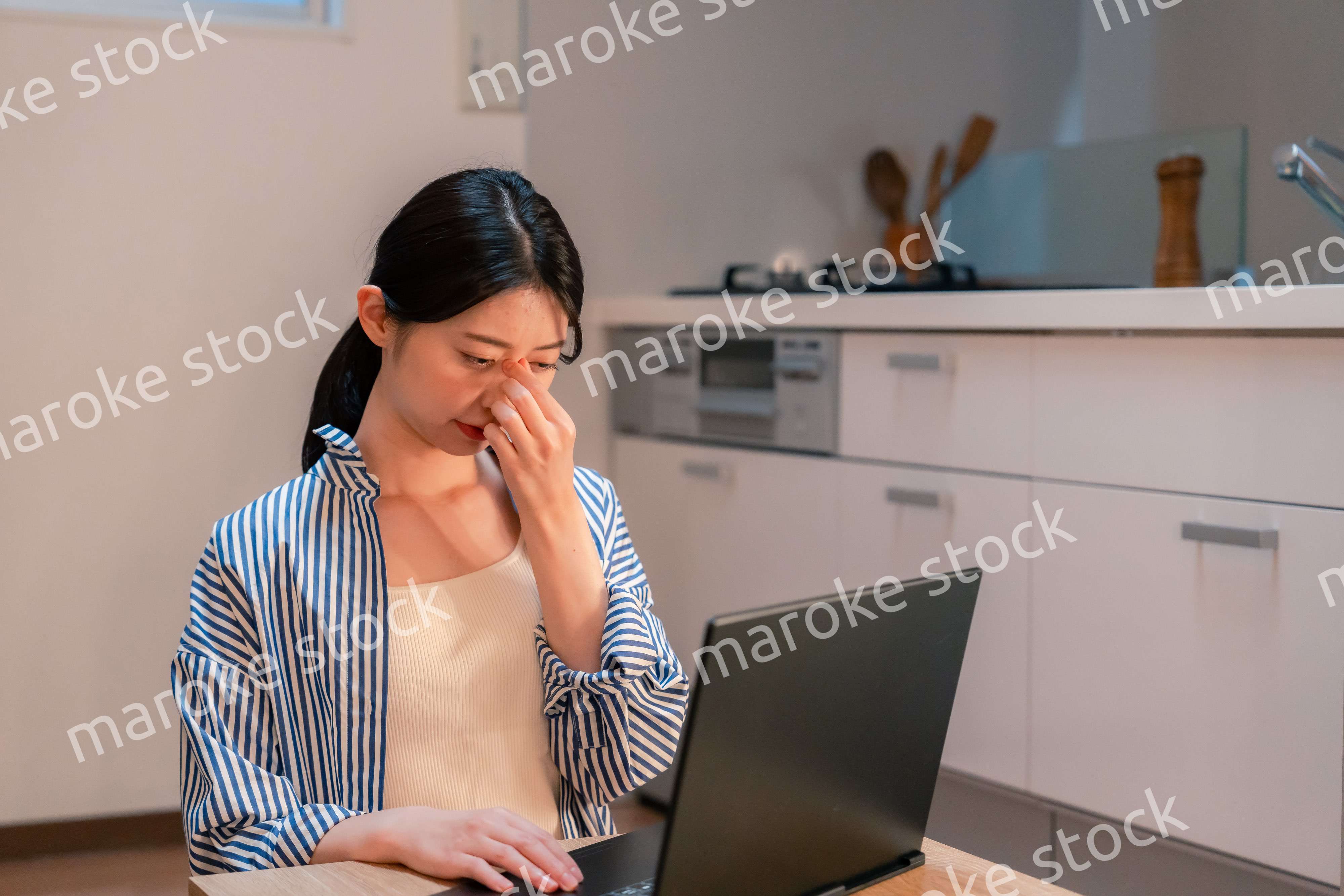 遅くまで在宅勤務をして疲れる一人暮らしの女性