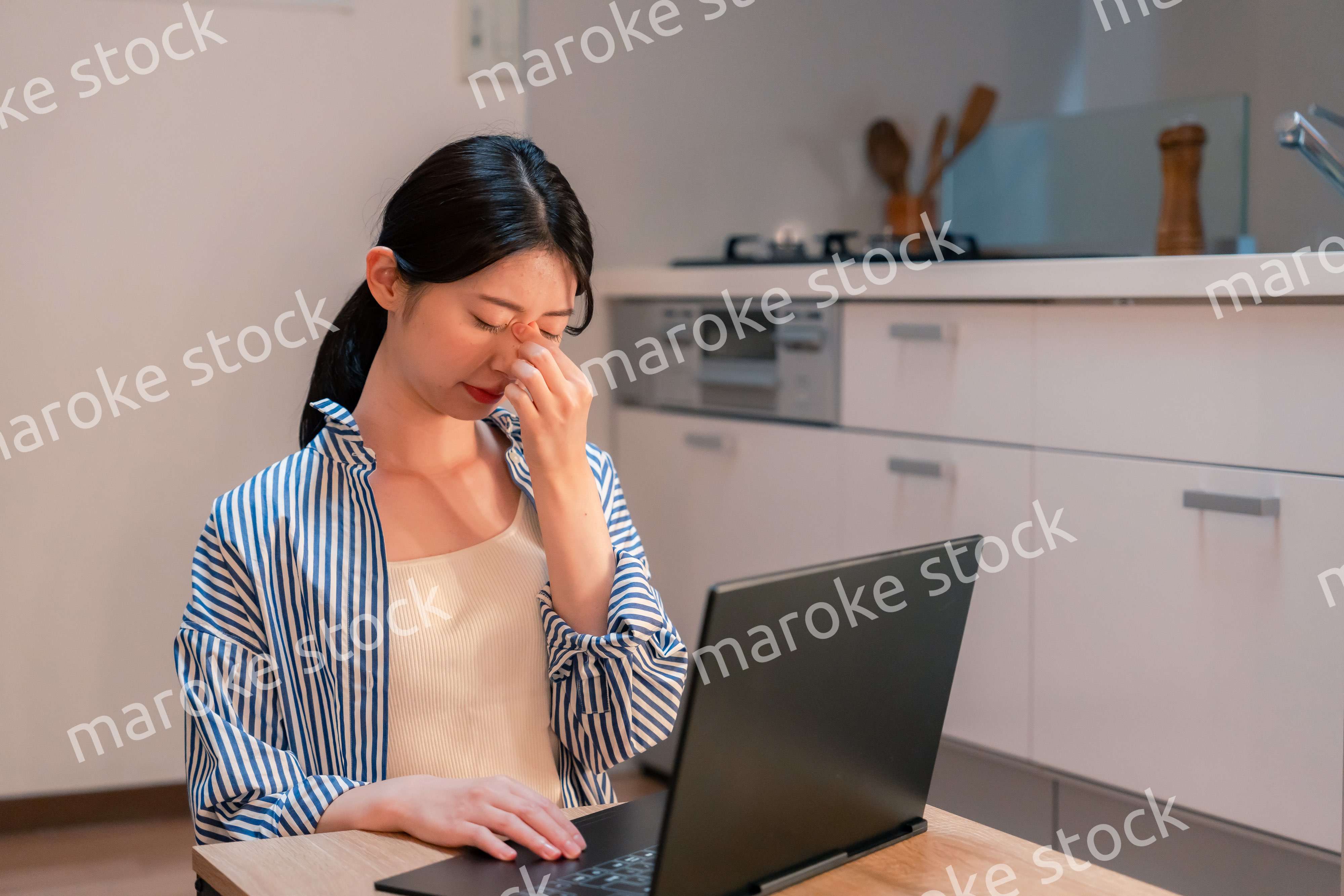 遅くまで在宅勤務をして疲れる一人暮らしの女性