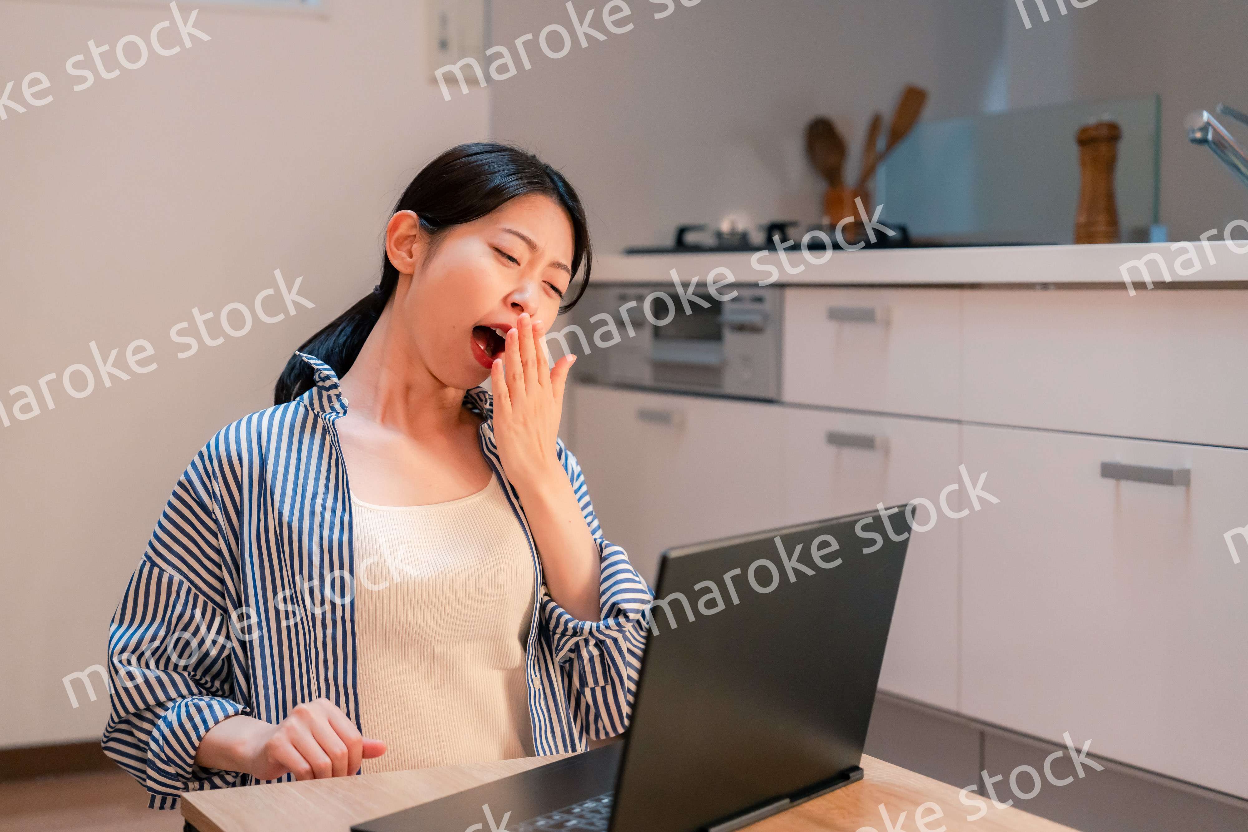 遅くまで在宅勤務をして疲れる一人暮らしの女性