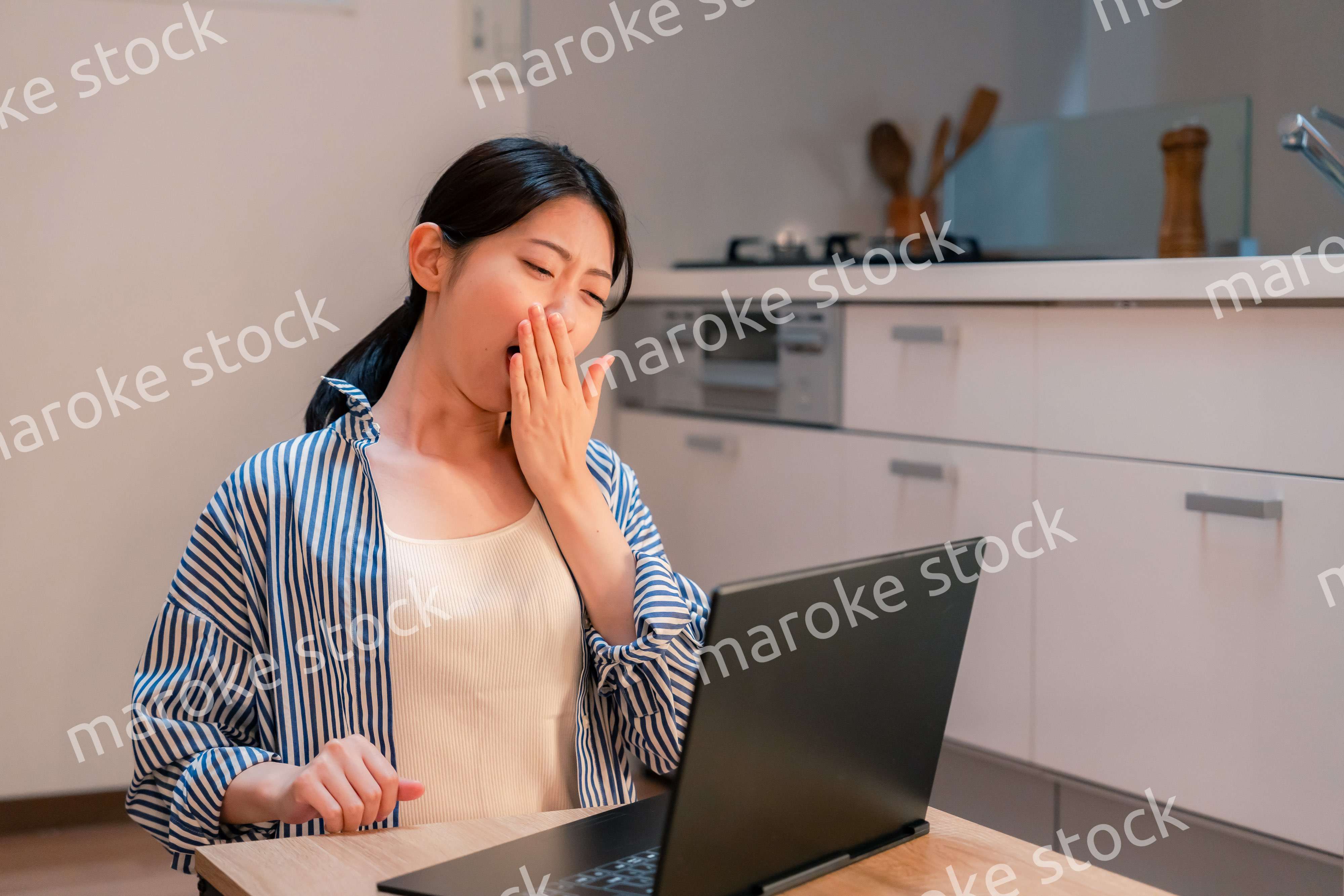 遅くまで在宅勤務をして疲れる一人暮らしの女性