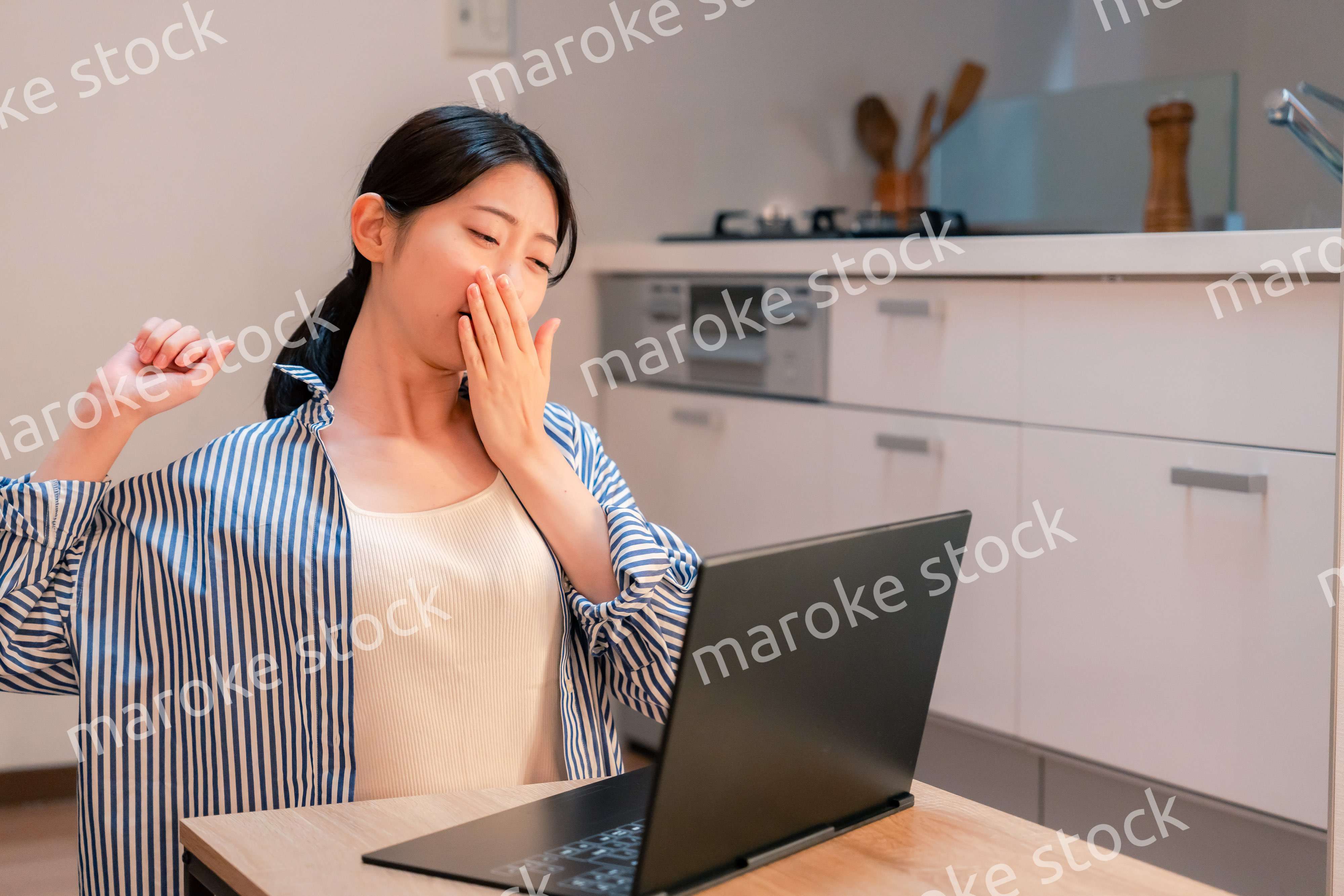 遅くまで在宅勤務をして疲れる一人暮らしの女性