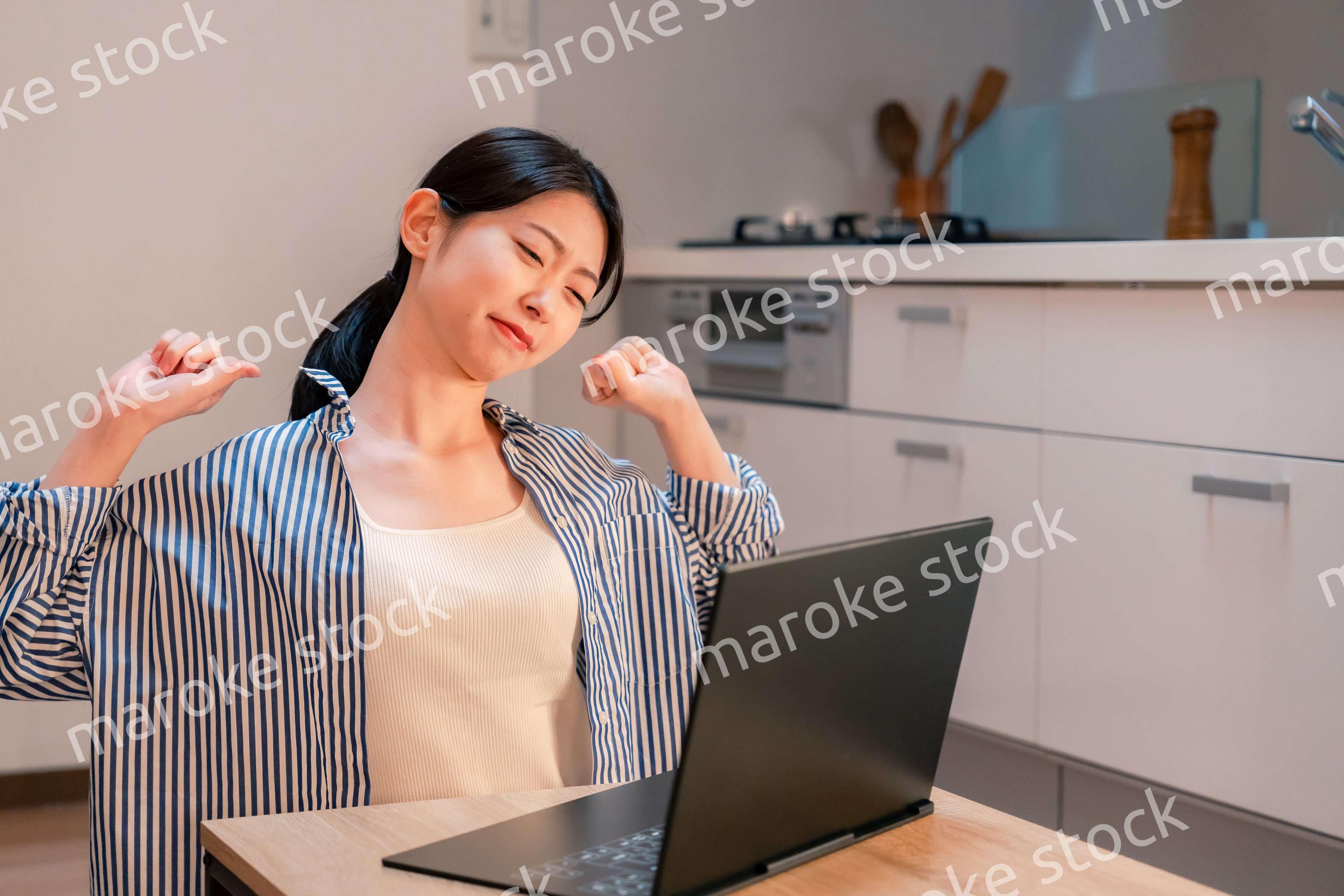 遅くまで在宅勤務をして疲れる一人暮らしの女性