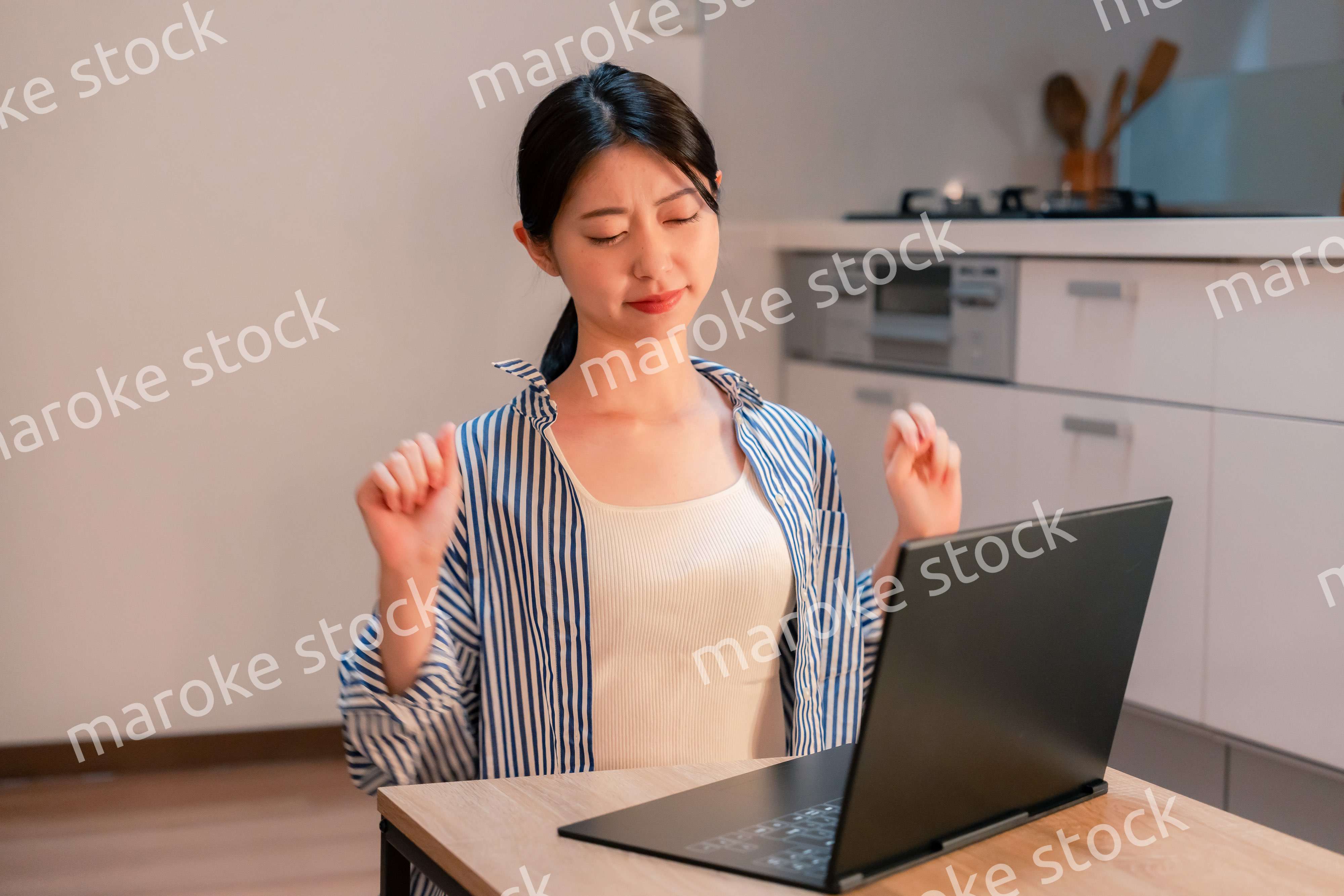 遅くまで在宅勤務をして疲れる一人暮らしの女性