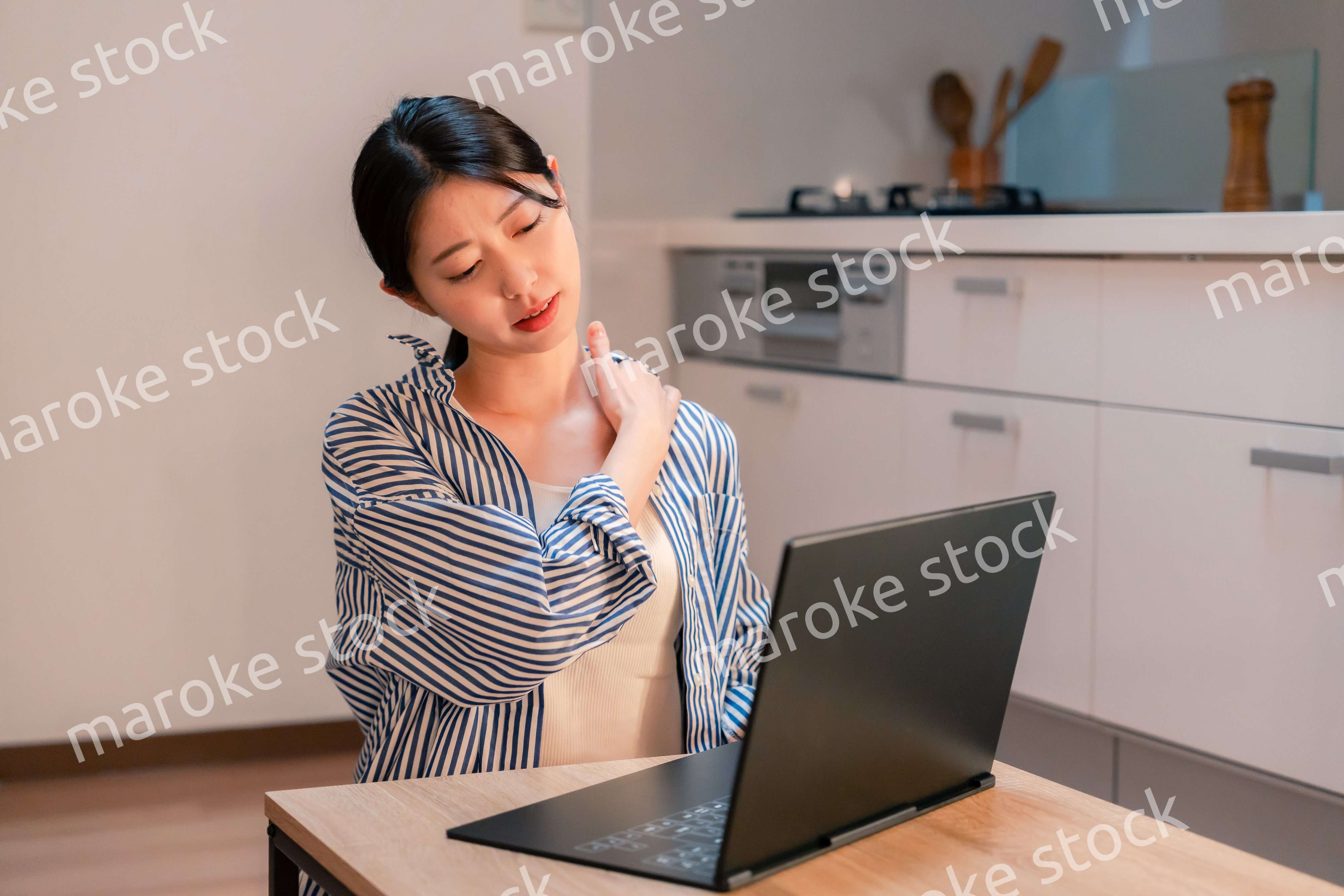 遅くまで在宅勤務をして疲れる一人暮らしの女性