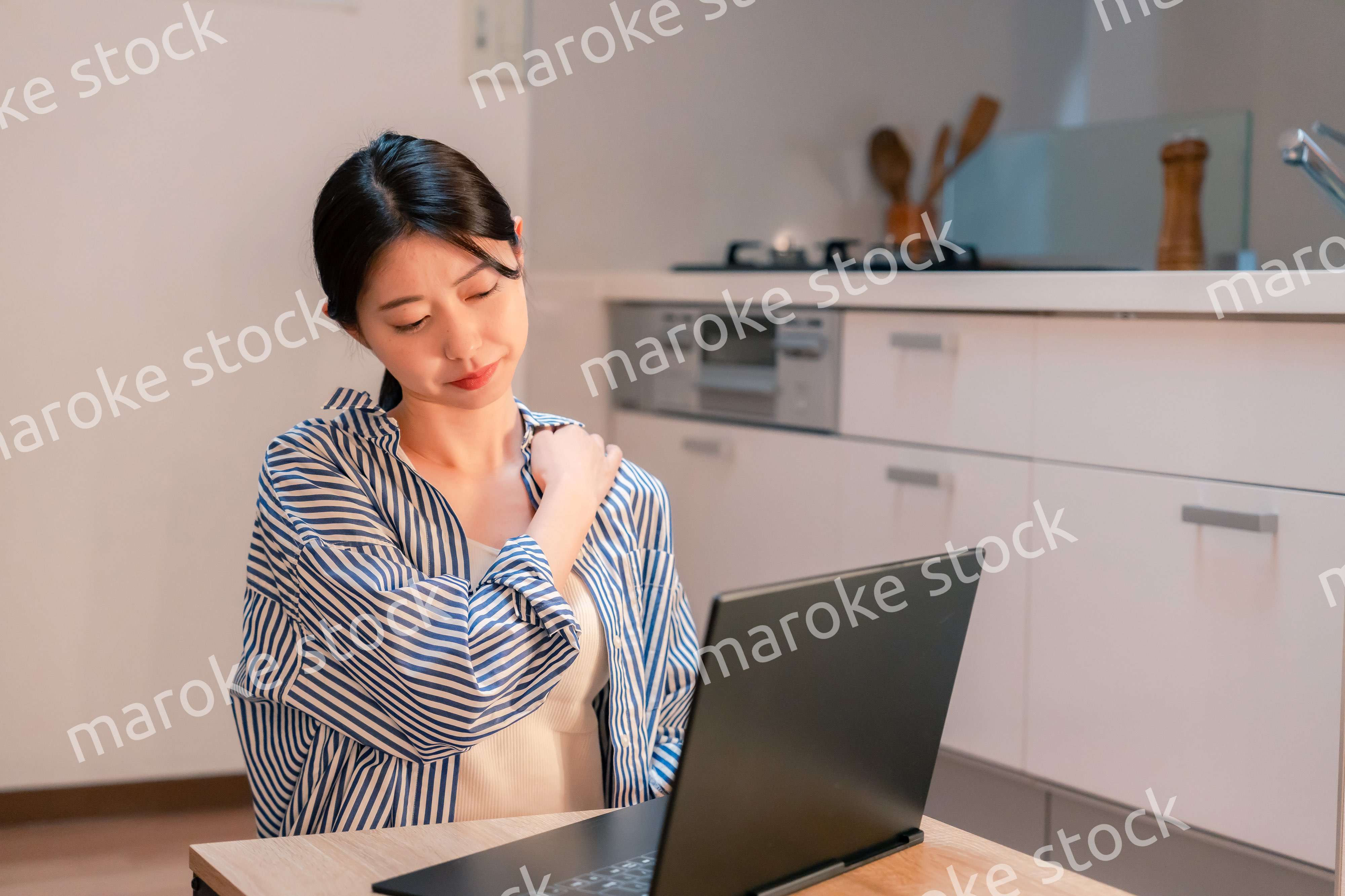 遅くまで在宅勤務をして疲れる一人暮らしの女性