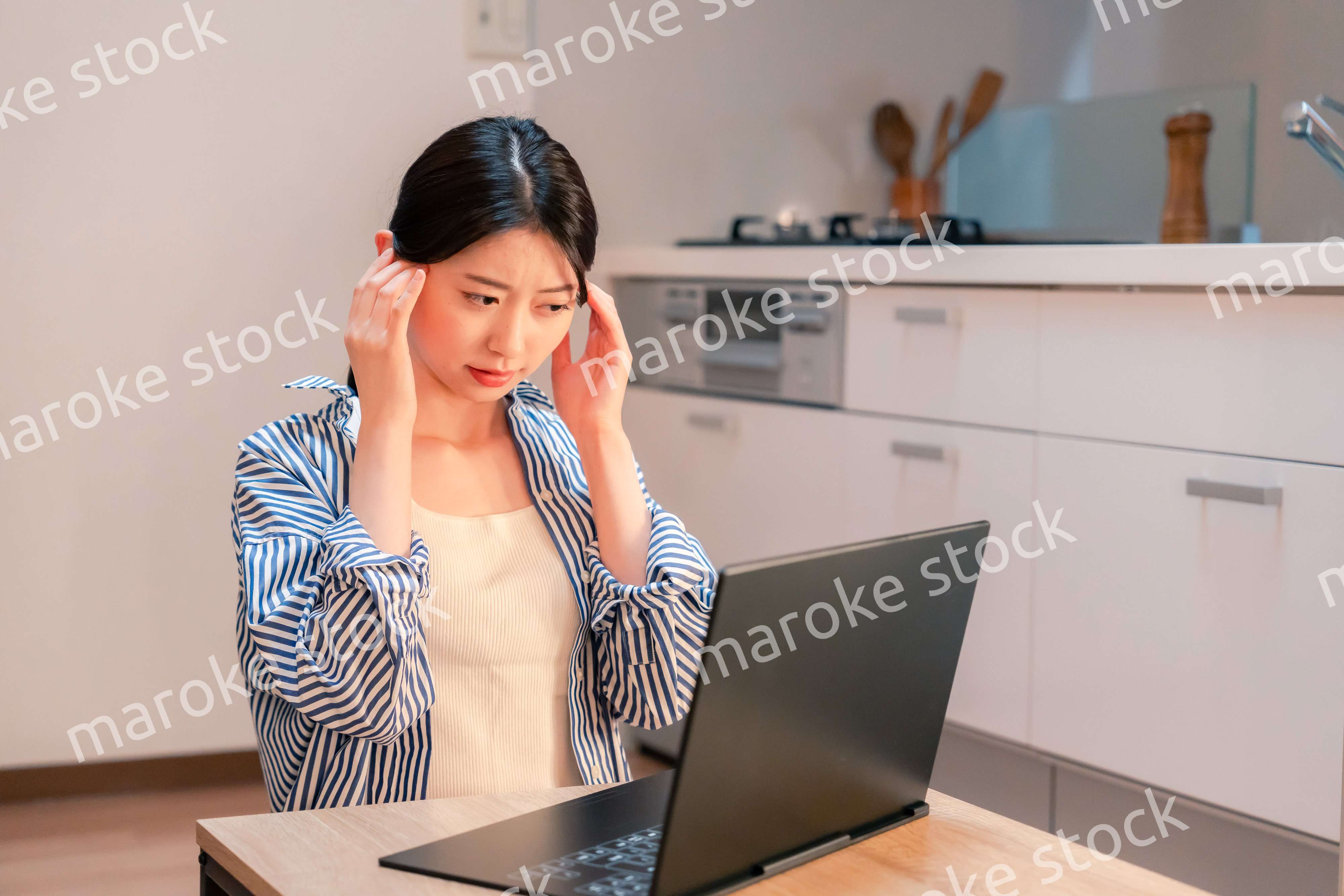 遅くまで在宅勤務をして疲れる一人暮らしの女性