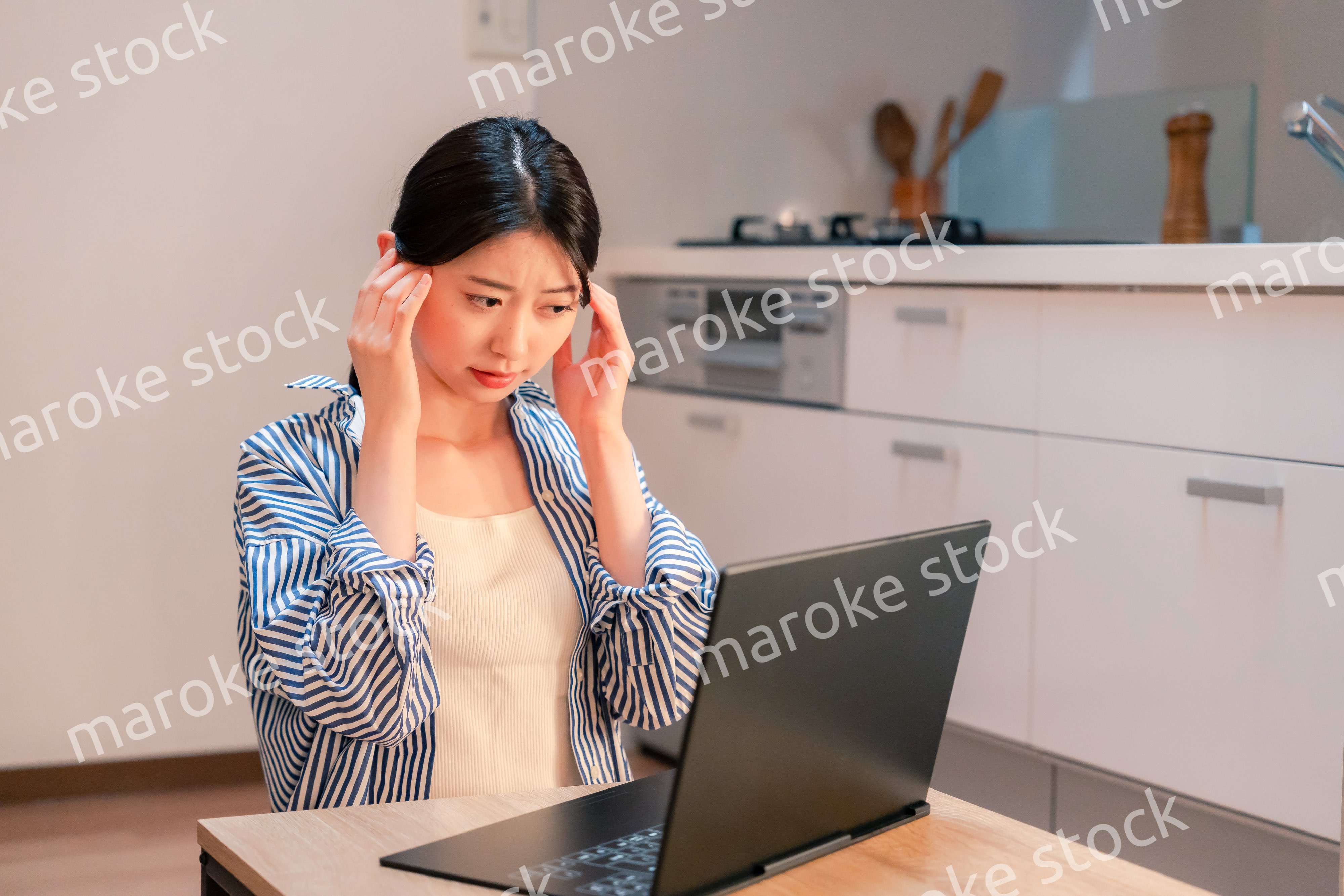 遅くまで在宅勤務をして疲れる一人暮らしの女性