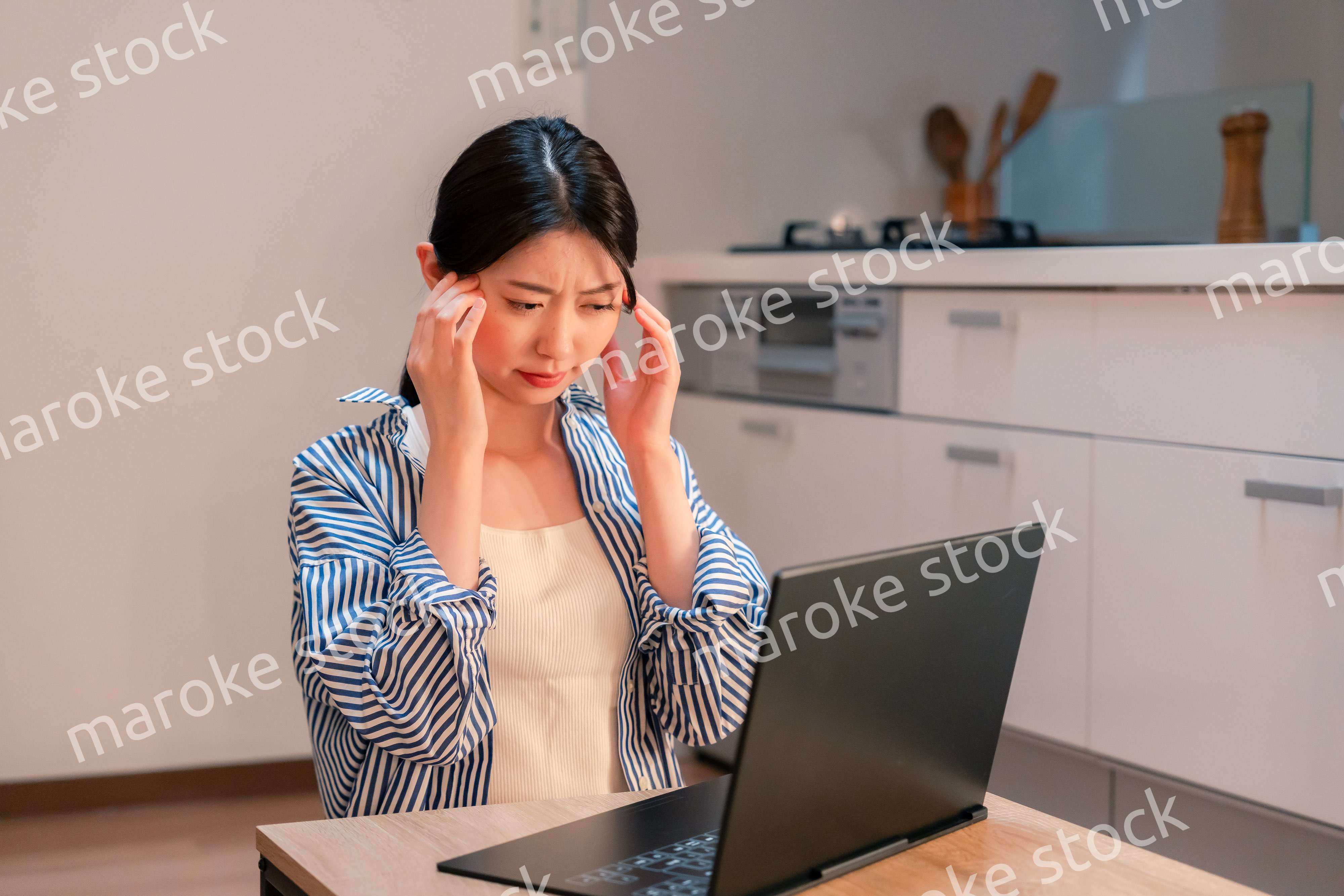 遅くまで在宅勤務をして疲れる一人暮らしの女性