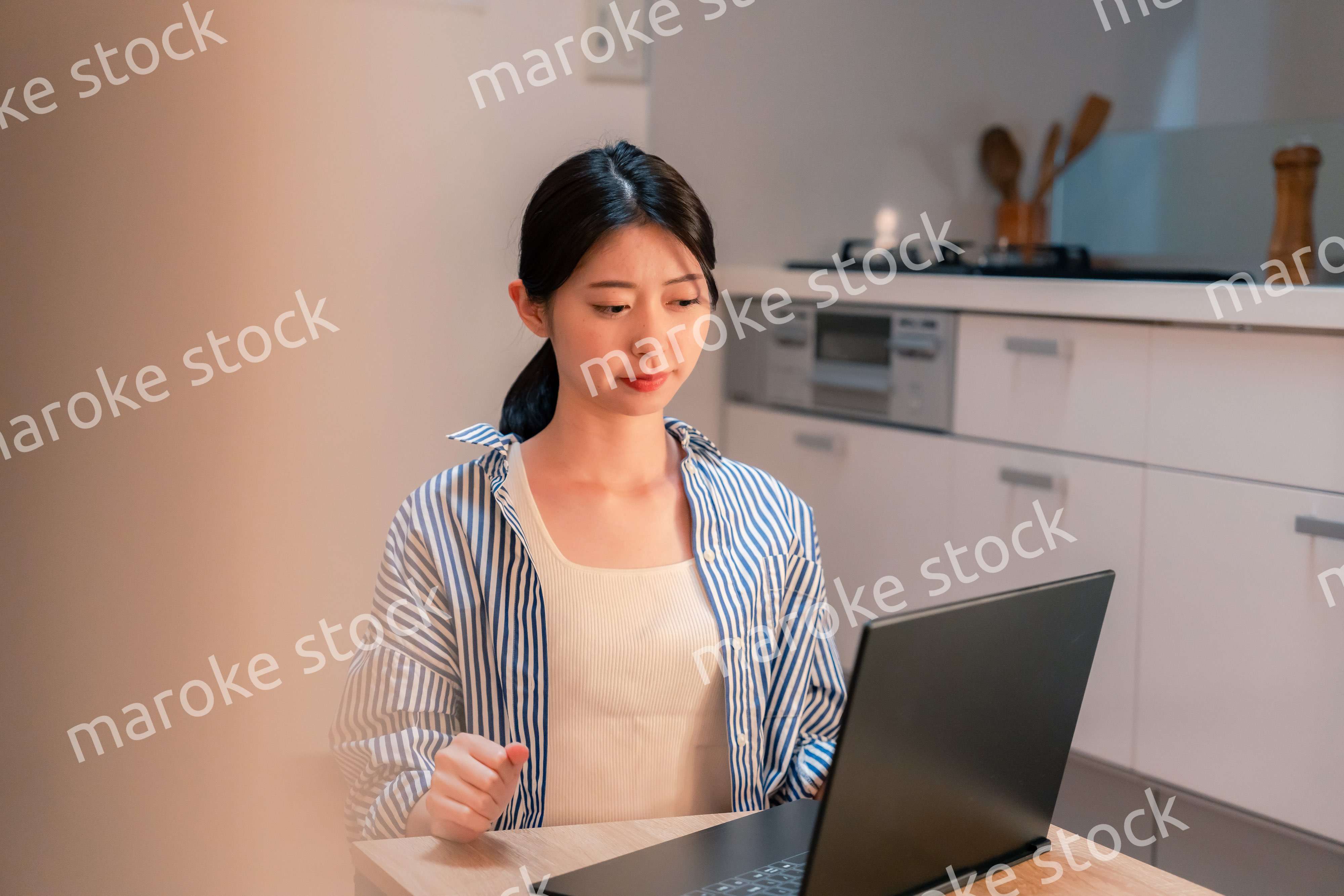 遅くまで在宅勤務をして疲れる一人暮らしの女性