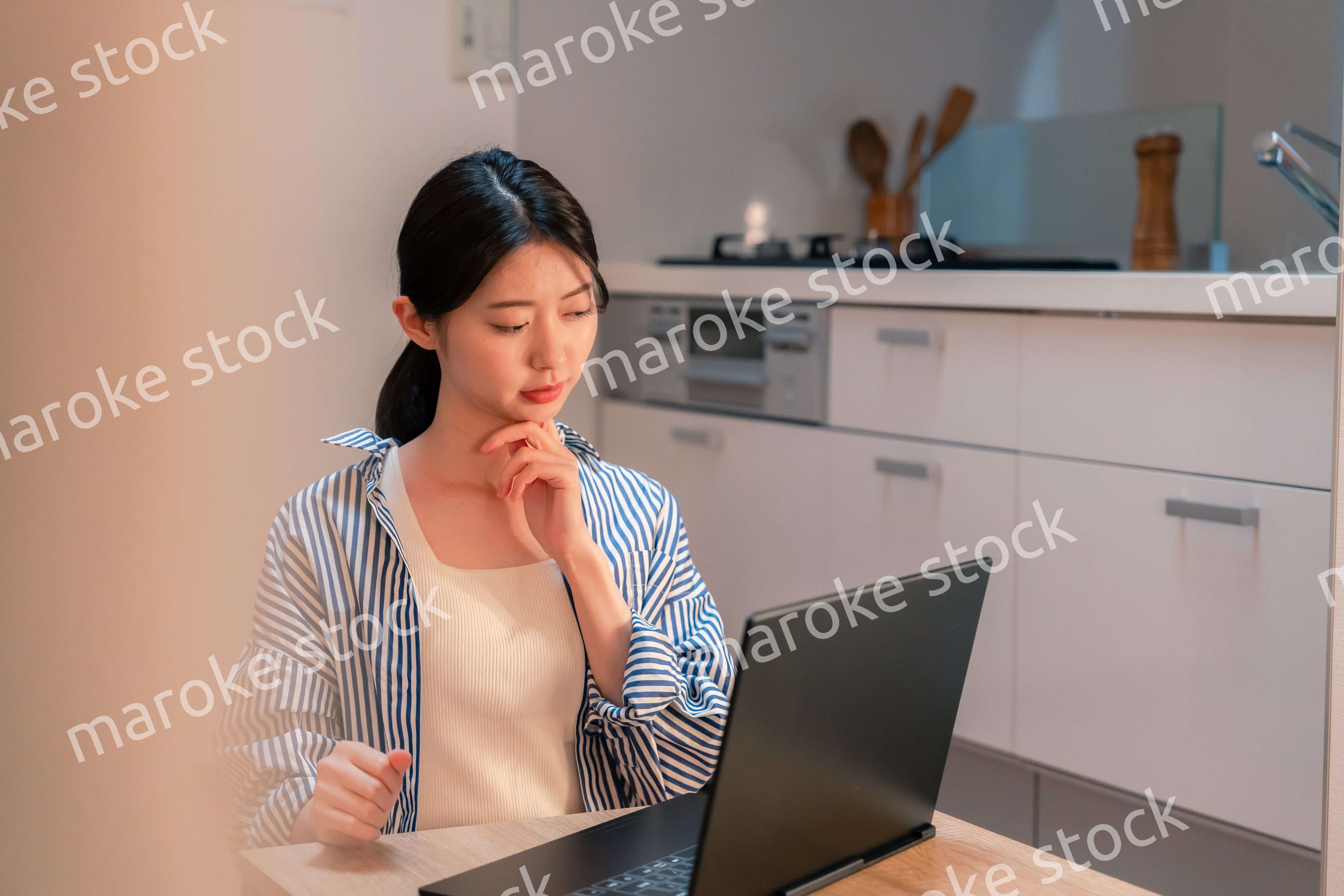 遅くまで在宅勤務をして疲れる一人暮らしの女性