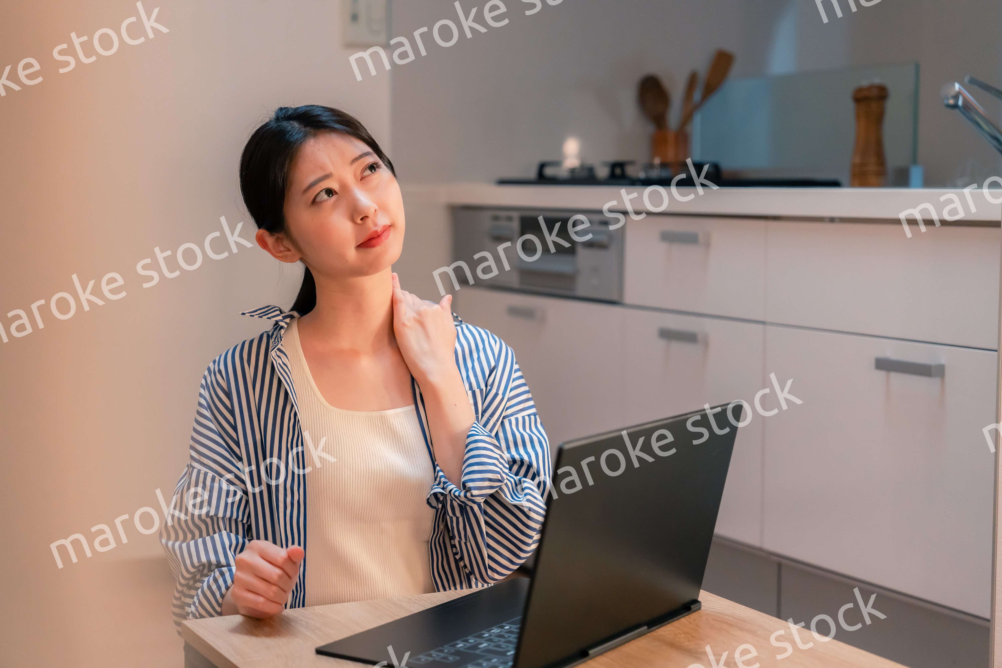 遅くまで在宅勤務をして疲れる一人暮らしの女性