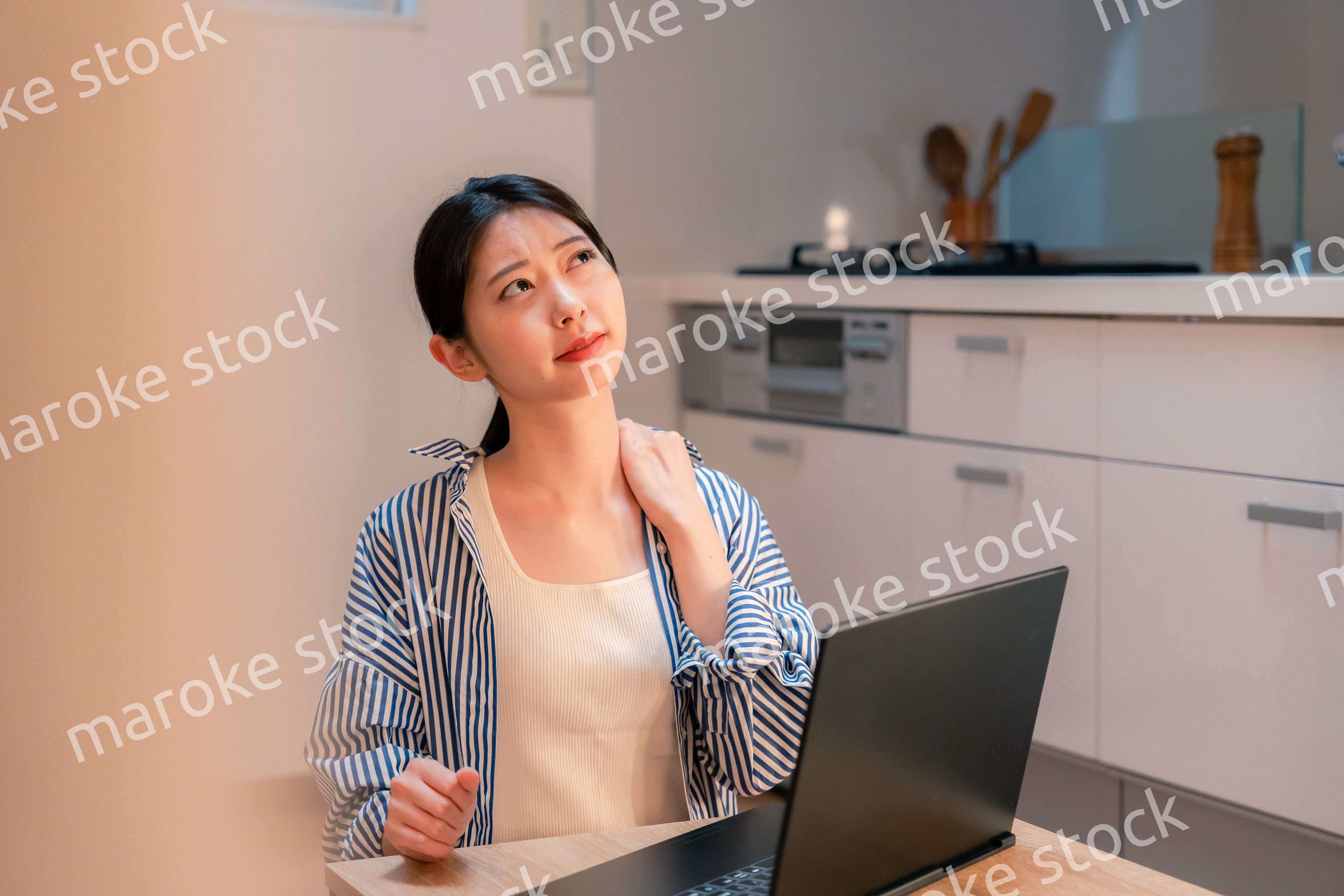 遅くまで在宅勤務をして疲れる一人暮らしの女性