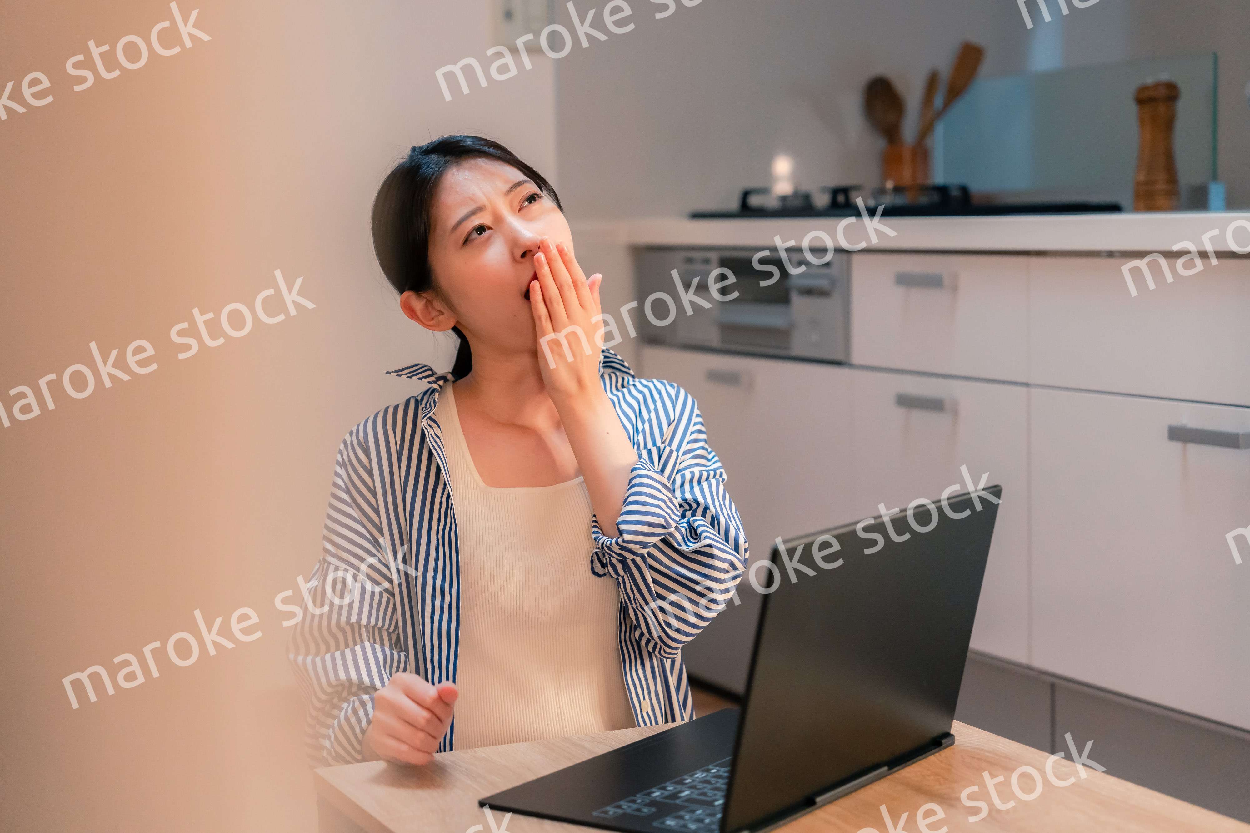 遅くまで在宅勤務をして疲れる一人暮らしの女性