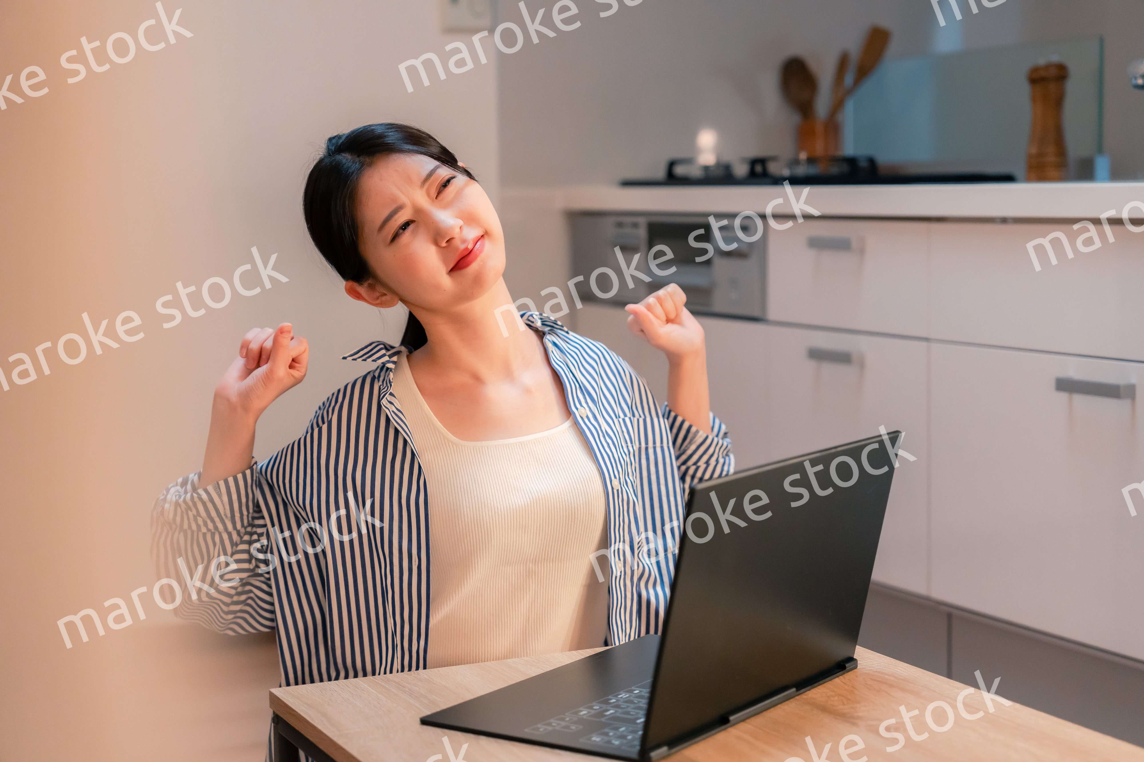 遅くまで在宅勤務をして疲れる一人暮らしの女性