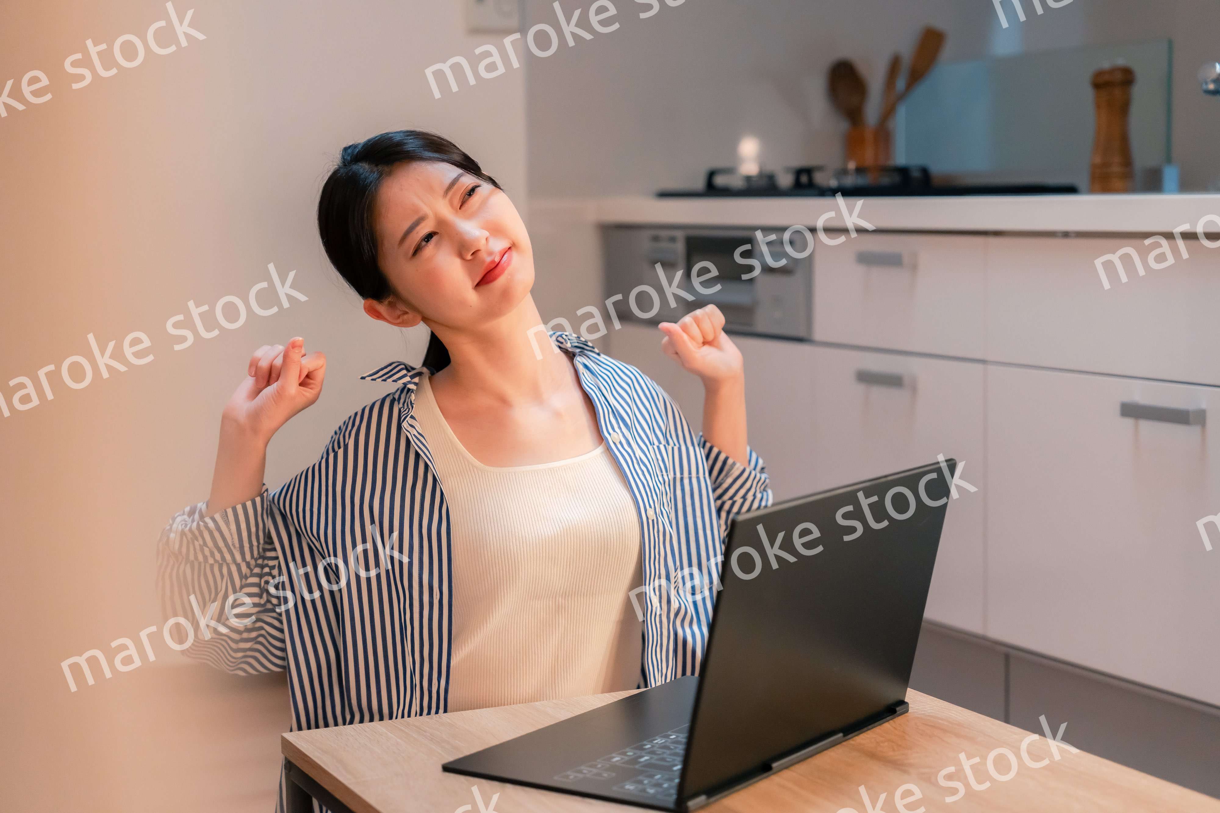 遅くまで在宅勤務をして疲れる一人暮らしの女性