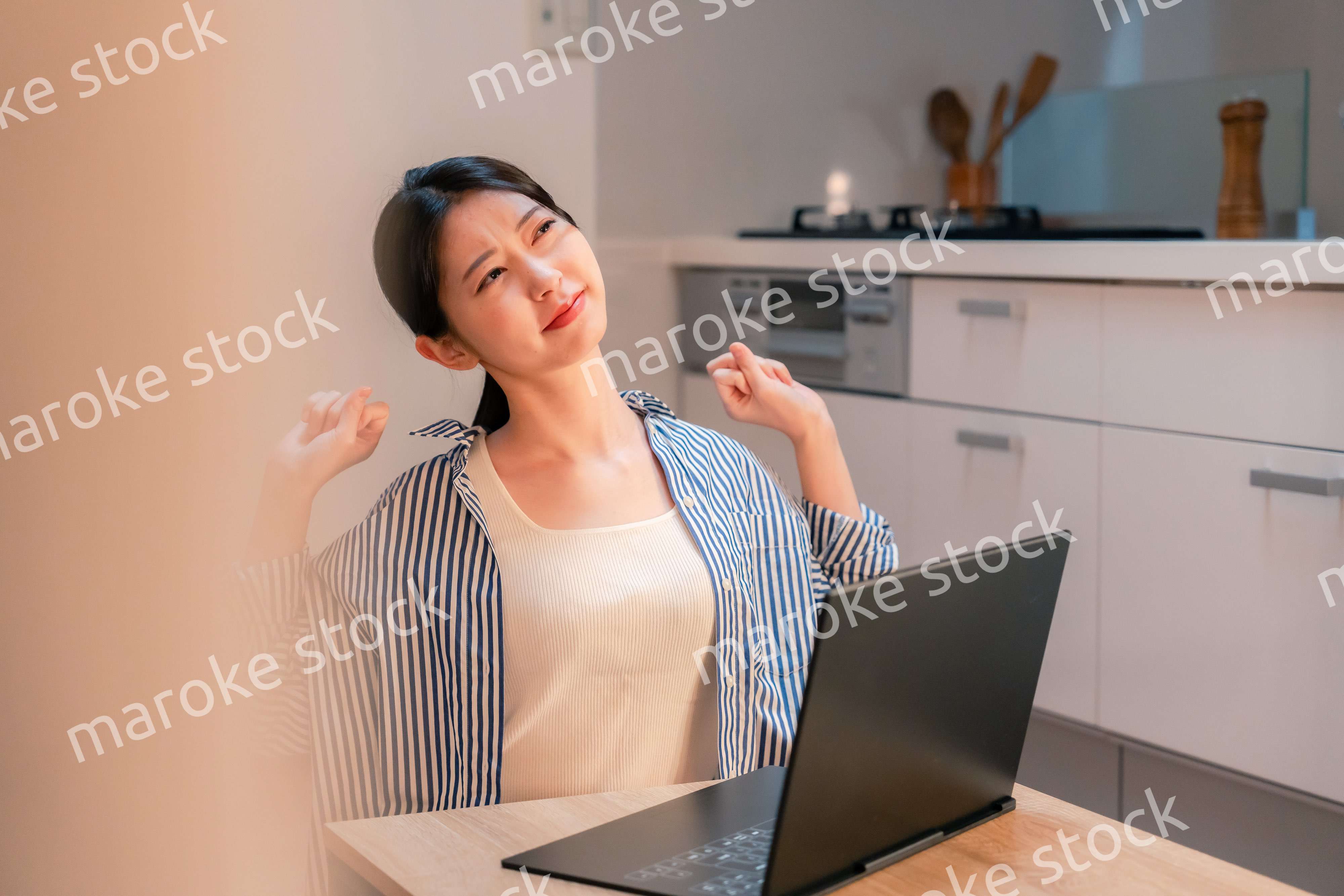 遅くまで在宅勤務をして疲れる一人暮らしの女性