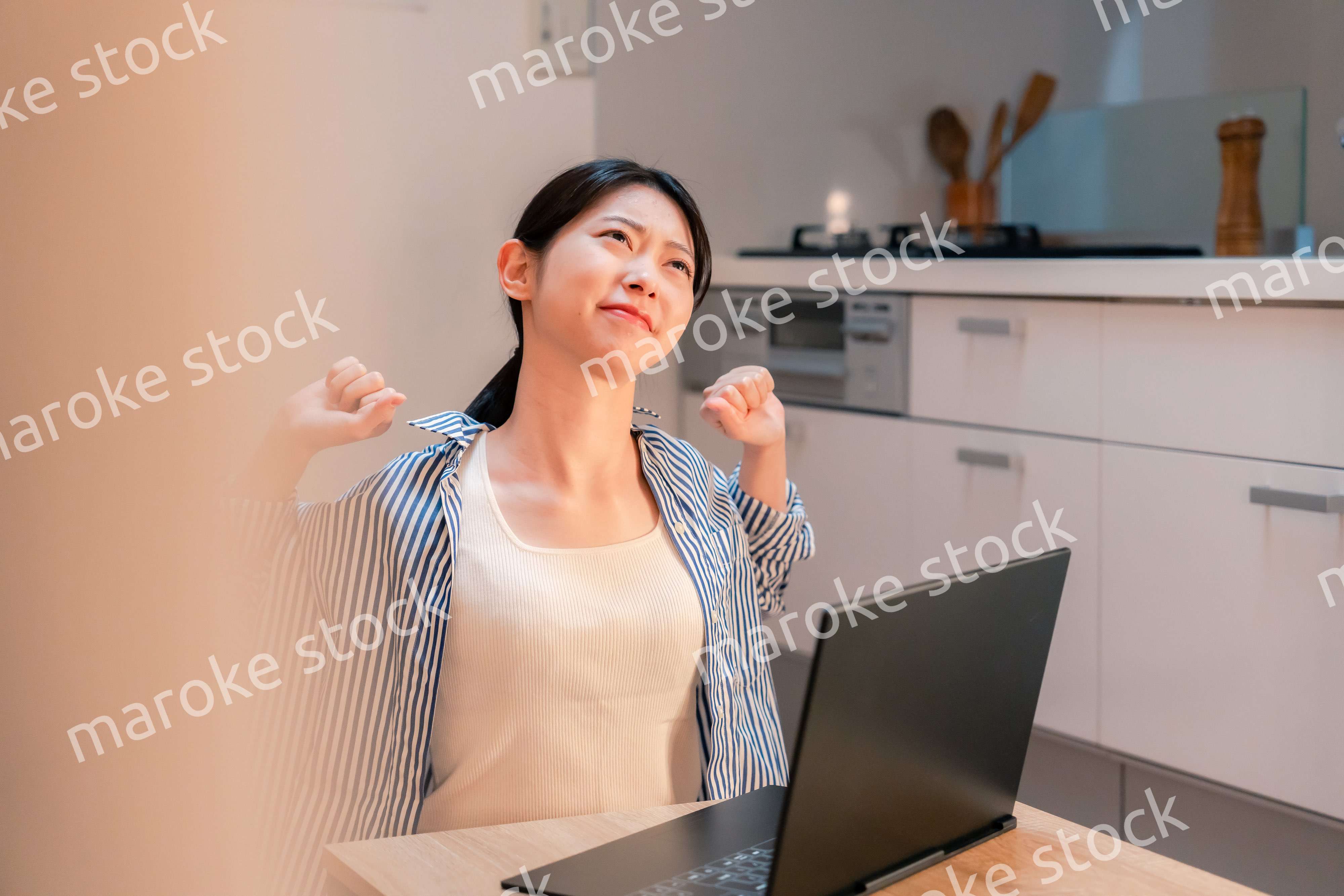 遅くまで在宅勤務をして疲れる一人暮らしの女性