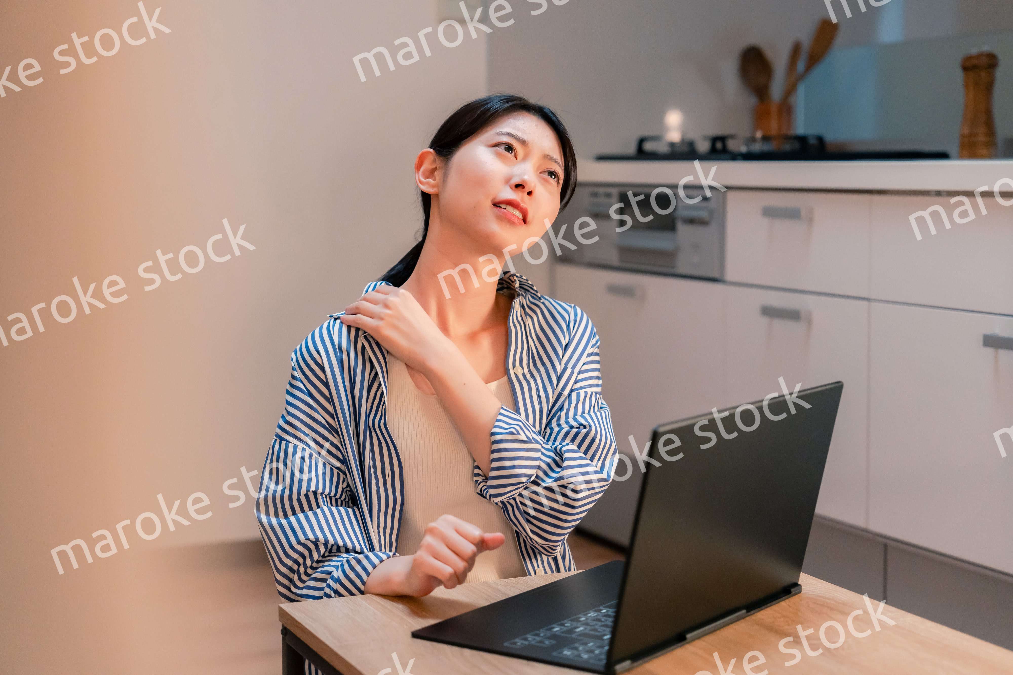 遅くまで在宅勤務をして疲れる一人暮らしの女性