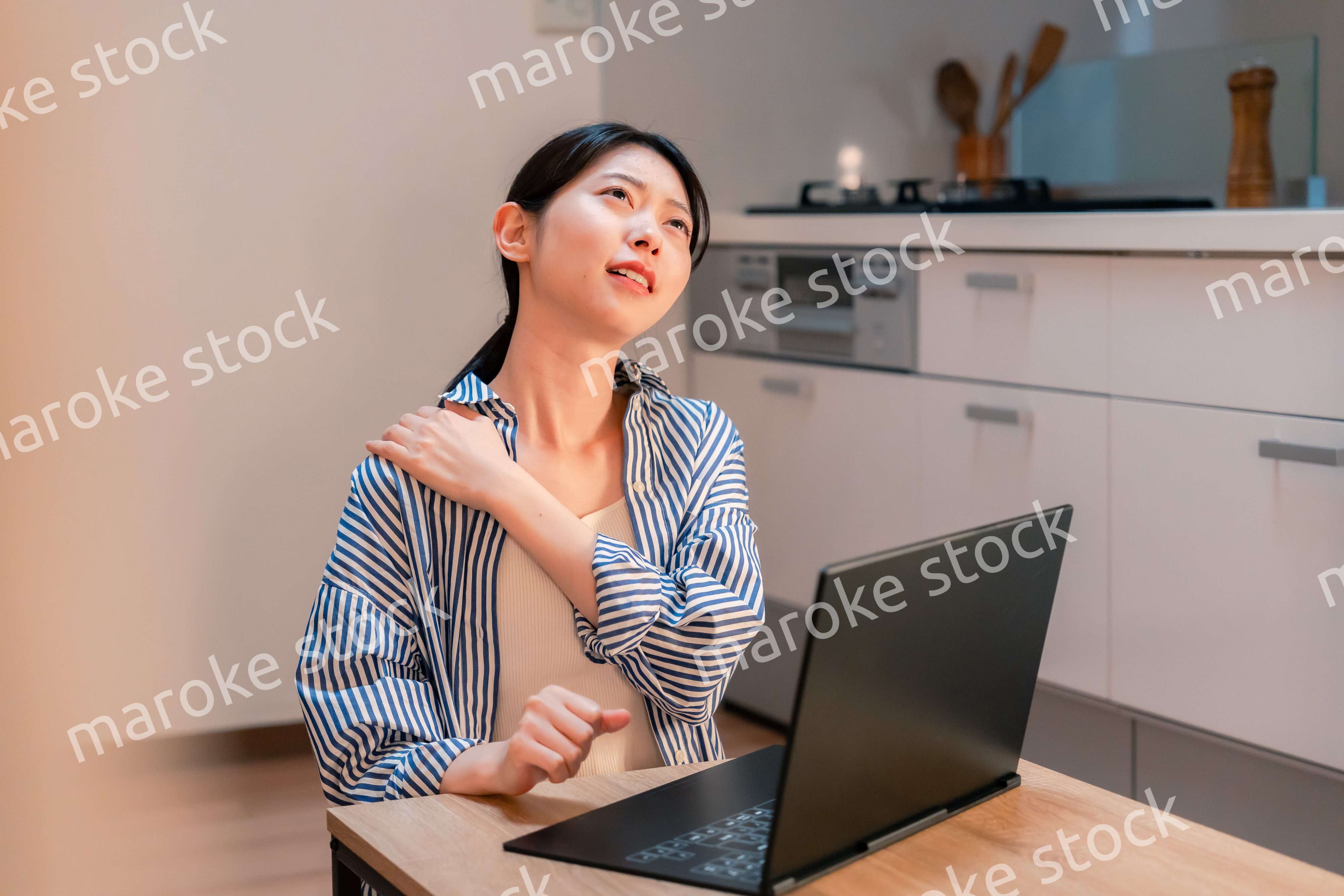 遅くまで在宅勤務をして疲れる一人暮らしの女性