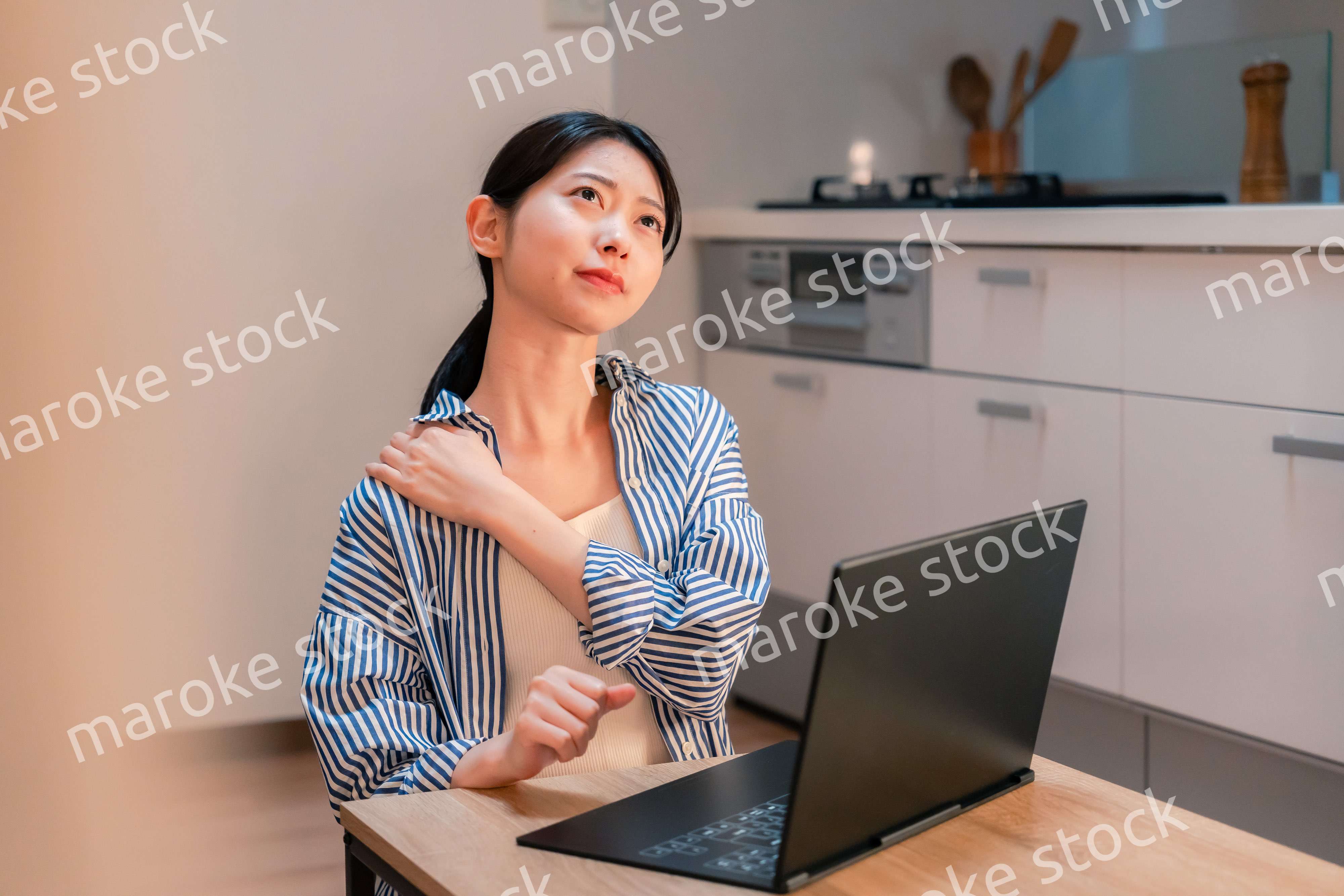 遅くまで在宅勤務をして疲れる一人暮らしの女性