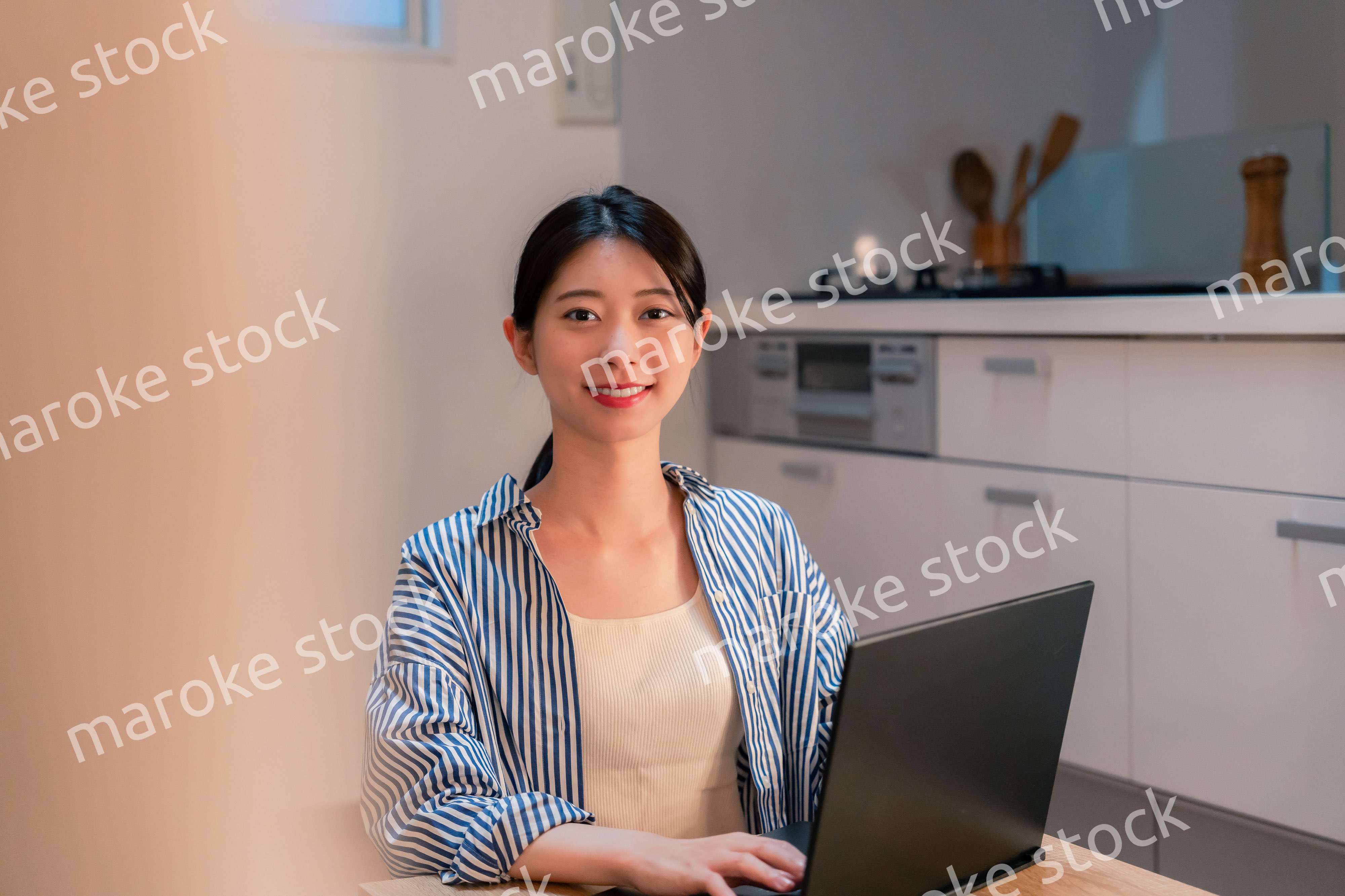 夜遅くまで在宅勤務をする若い女性