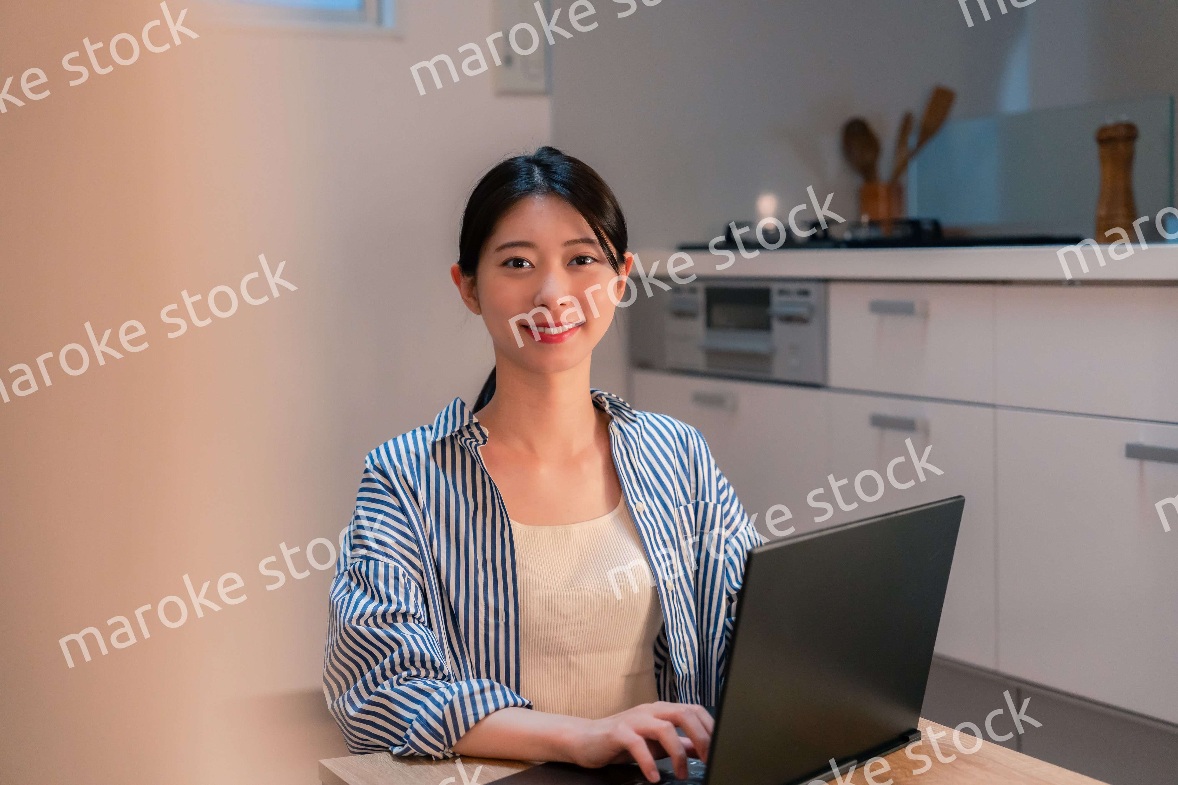 夜遅くまで在宅勤務をする若い女性